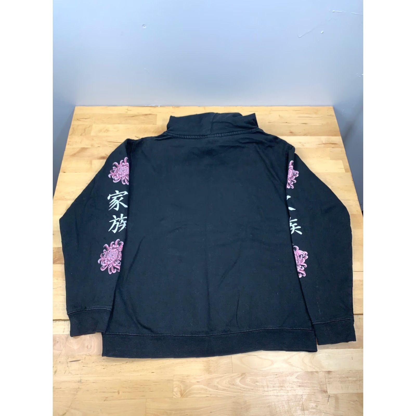 Vintage La Familia Floral Crane Floral Black Hoodie Men S Black Floral Hoodie Casual Pullover Hooded S La Familia Mens Size US S / EU 44-46 / 1 - 3 Thumbnail