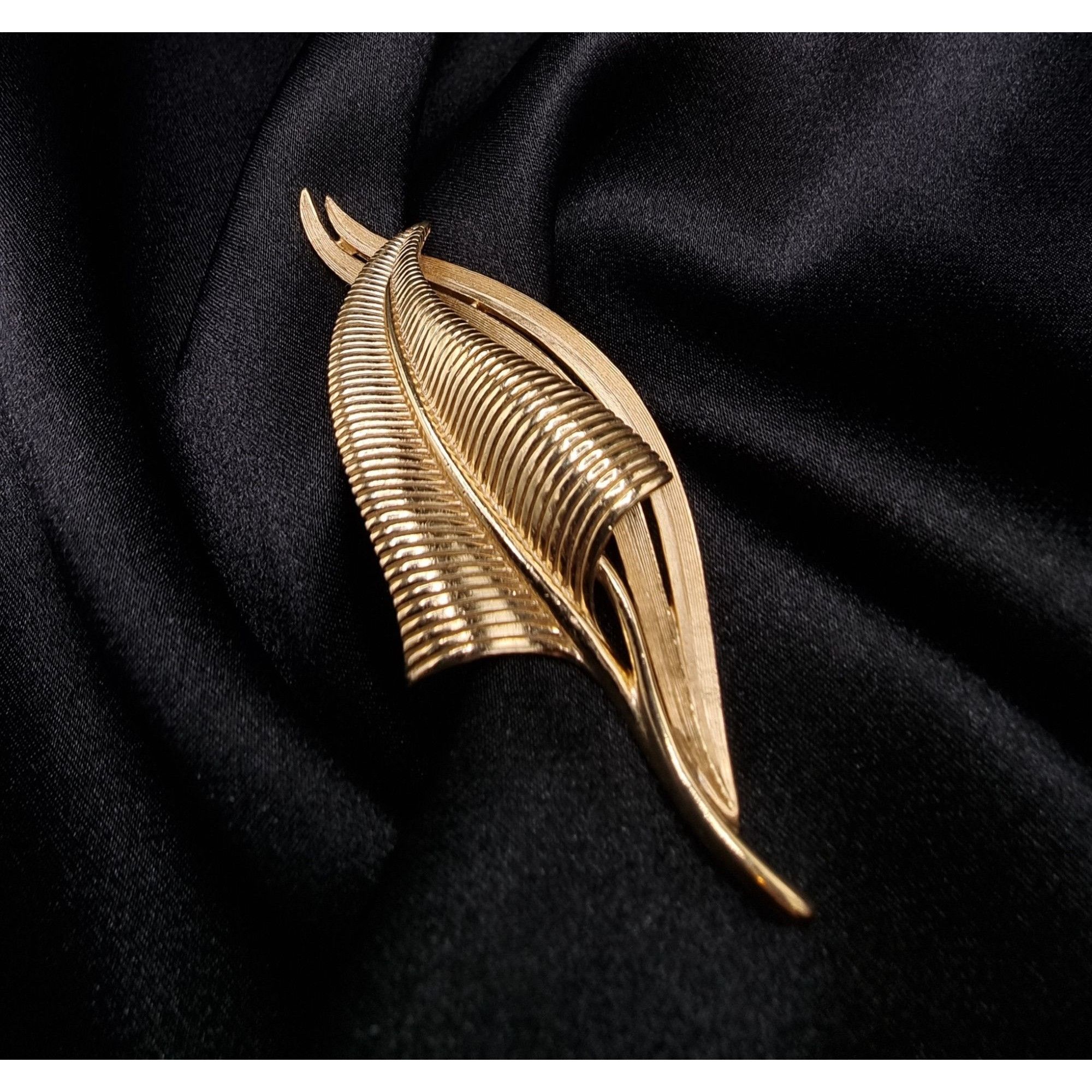 Vintage Vintage TRIFARI Signed 1960s Gold-Tone Leaf Brooch Elegant T Size ONE SIZE - 2 Thumbnail