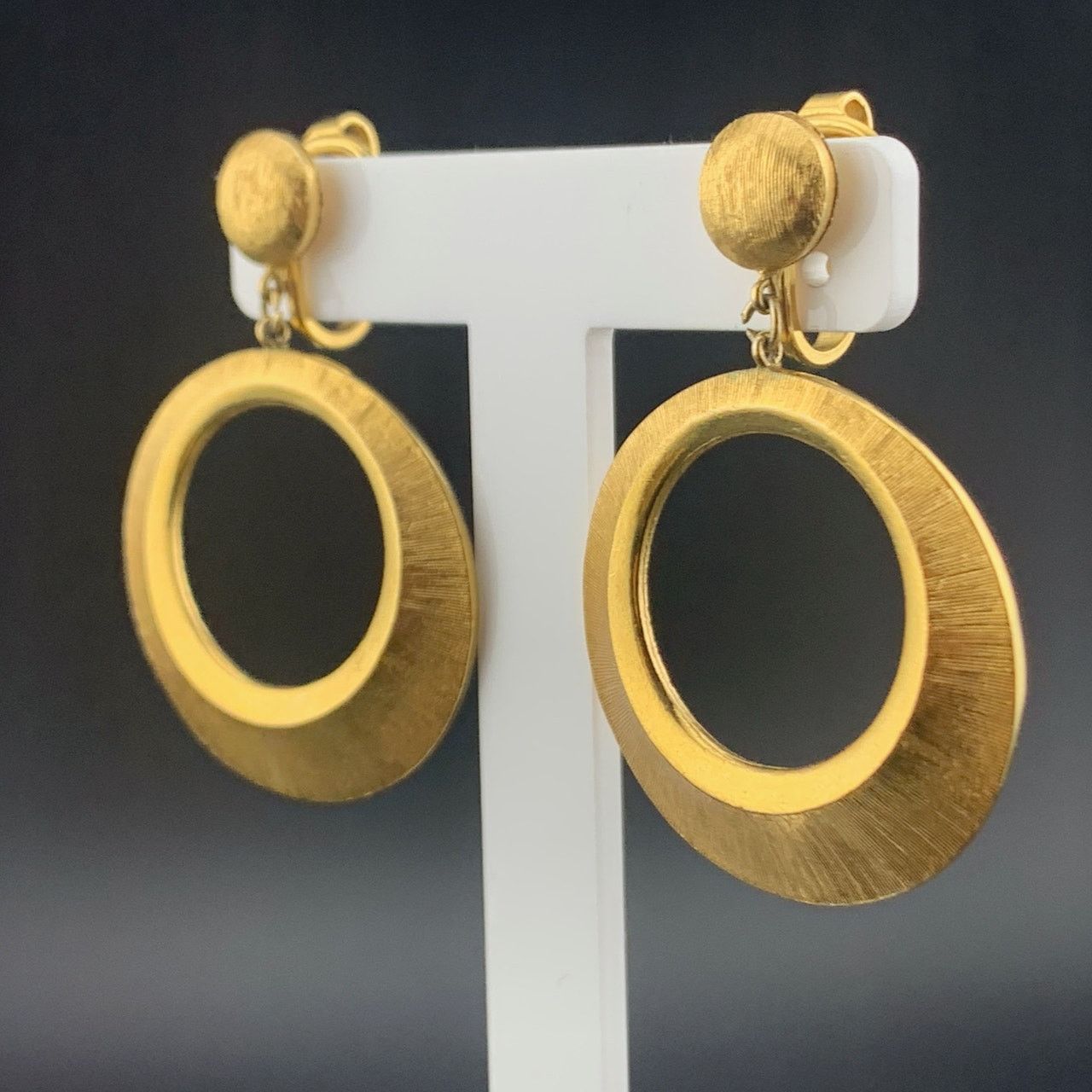 Other Trifari Vintage Gold Tone GoGo 60s Mod Clip on Earrings 2" Size ONE SIZE - 2 Thumbnail