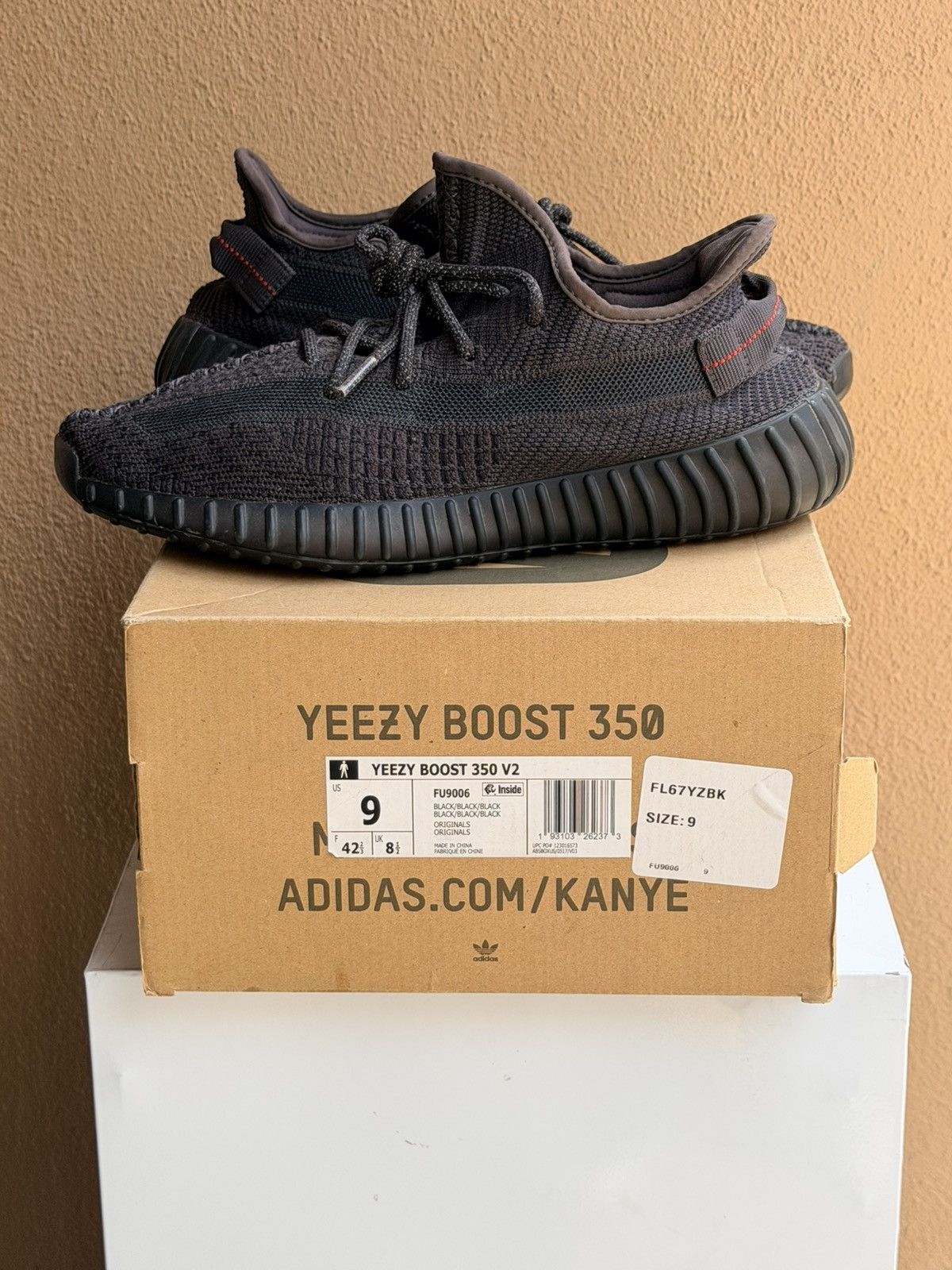 Yeezy adidas Yeezy Boost 350 V2 Black Non-Reflective 2019 Size 9 Size US 9 / EU 42 - 3 Thumbnail