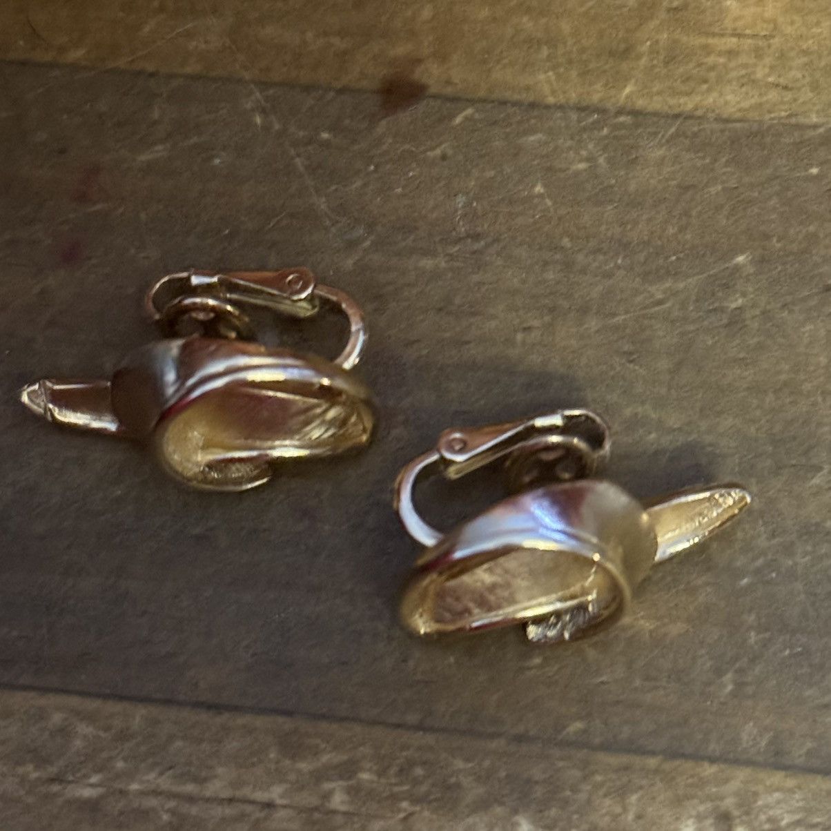 Vintage Vintage Crown Trifari gold tone swirly leaf clip on earrings Size ONE SIZE - 6 Thumbnail