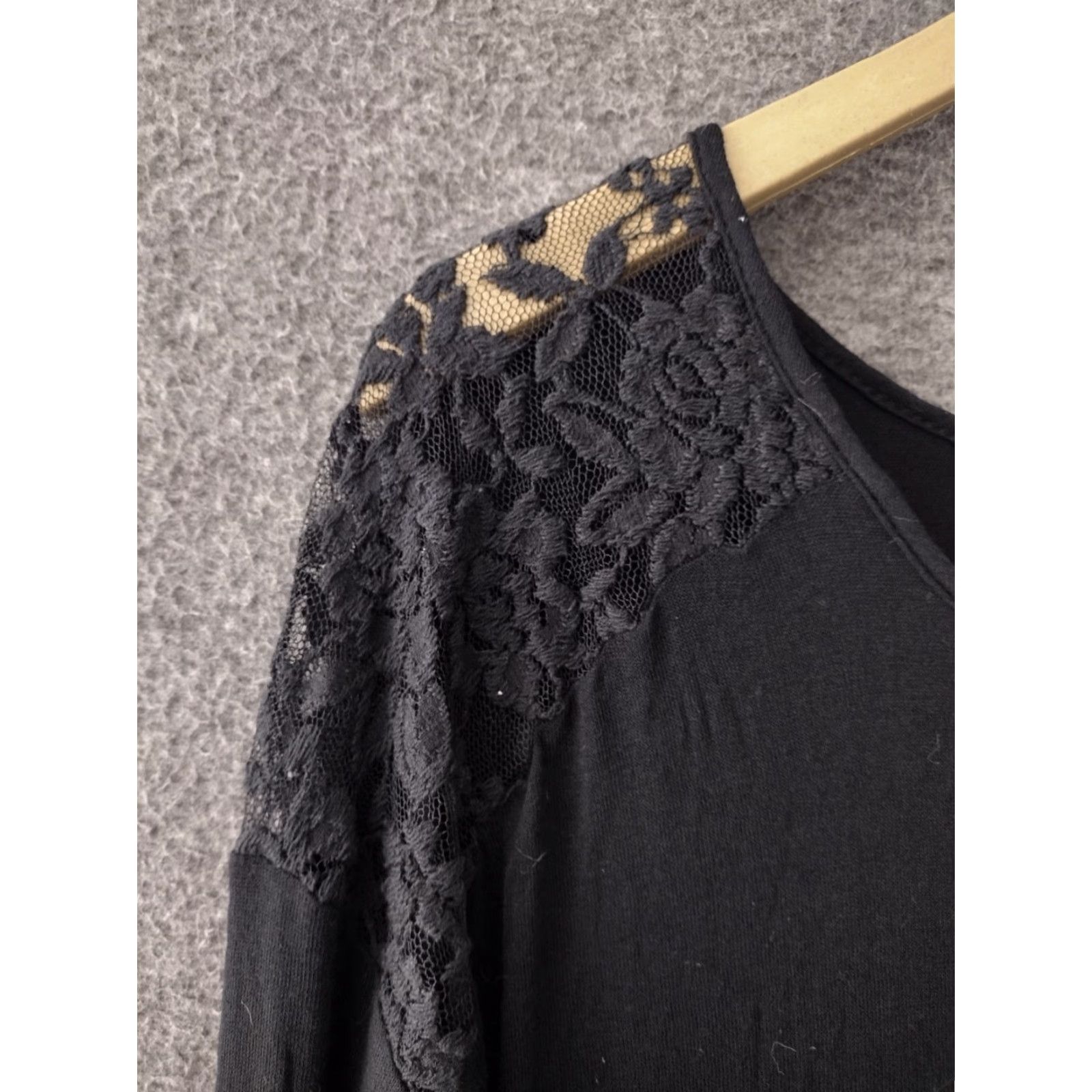 Vintage VINTAGE Abound Lace Top M Black Long Sleeve Scoop Neck High-Low Hem Raglan Sleeve 90s Womens Shirt Size M / US 6-8 / IT 42-44 - 7 Thumbnail