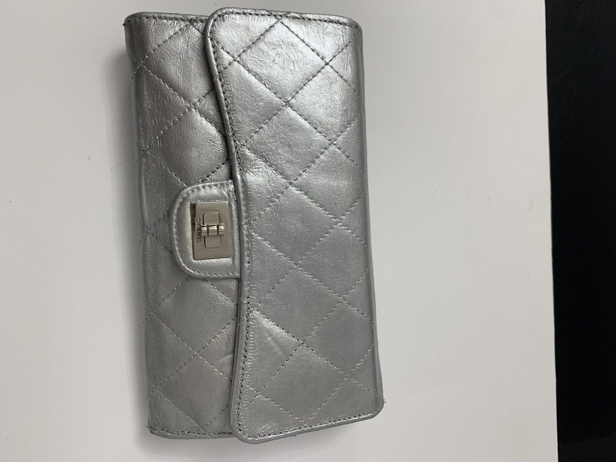 Chanel Wallet Chanel Silver Metallic 2.55 Reissue Size ONE SIZE - 2 Thumbnail