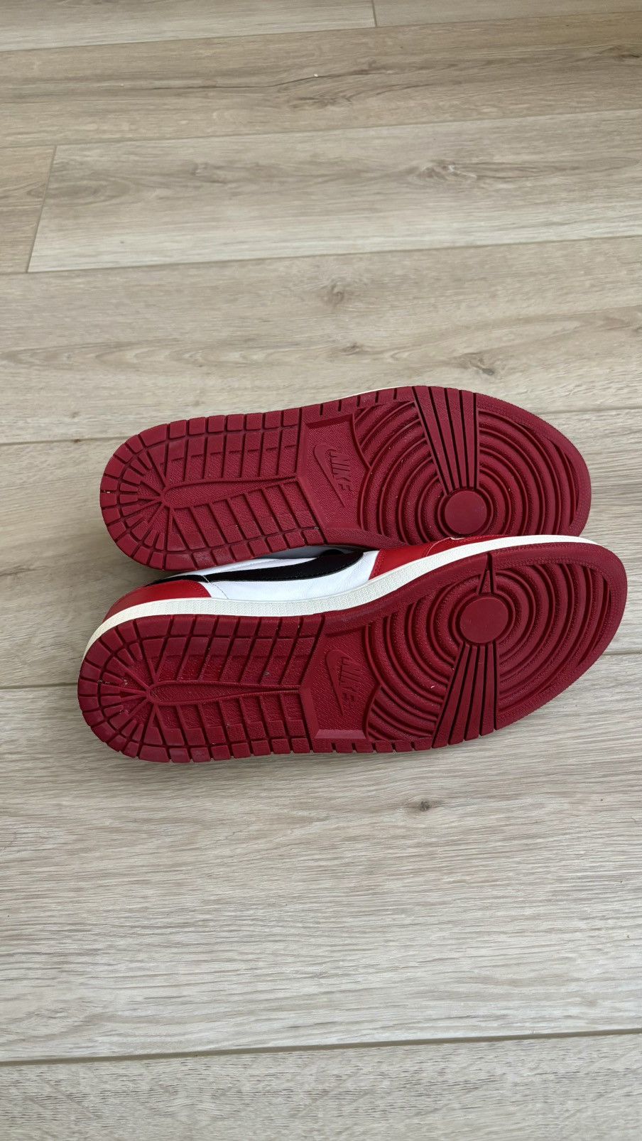 Nike Air Jordan 1 Low OG Chicago 2016 SIZE 10.5 GREAT CONDITION Size US 10.5 / EU 43-44 - 5 Thumbnail