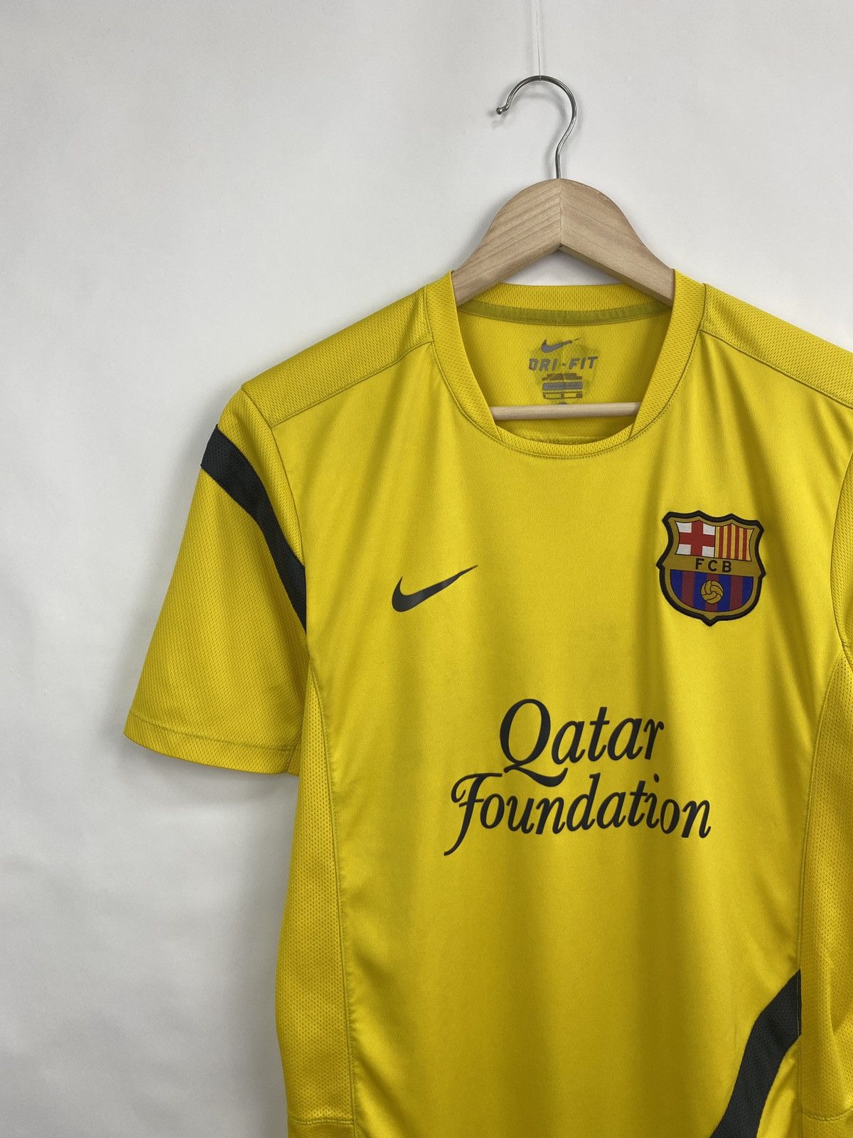 Nike 🇪🇸 F. C. Barcelona 2011 Nike Soccer Jersey T-Shirt Rare Retro Size US S / EU 44-46 / 1 - 2 Thumbnail