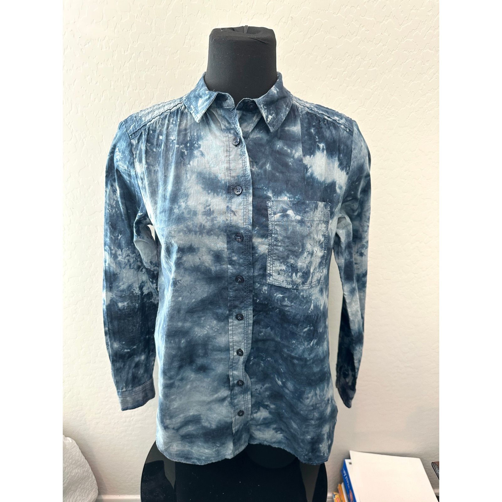 Anthropologie ANTHROPOLOGIE Cate Classic Blue Tie Dye Button Down Shirt Size XS / US 0-2 / IT 36-38 - 2 Thumbnail