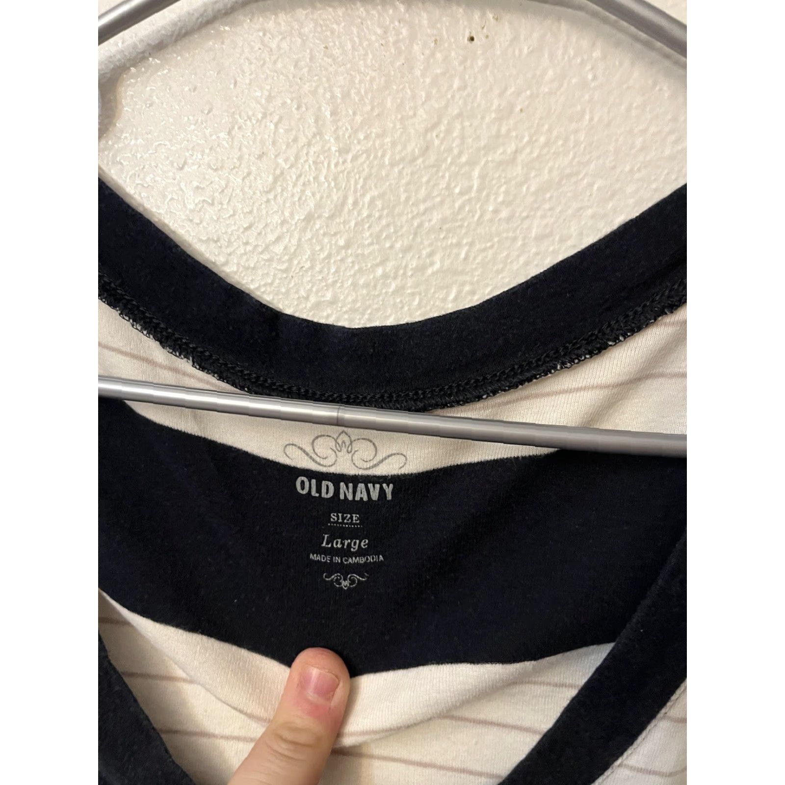 Old Navy VINTAGE Old Navy Shirt Womens L Black White Striped V-Neck Size L / US 10 / IT 46 - 2 Thumbnail