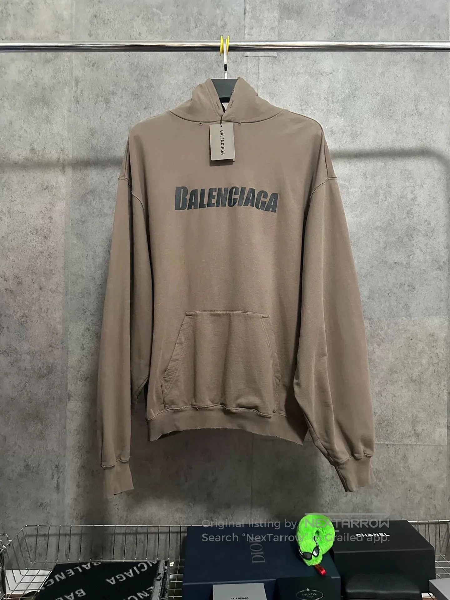 Balenciaga balenciaga new letter logo hoodie in khaki. Size US XXS / EU 40 - 1 Thumbnail