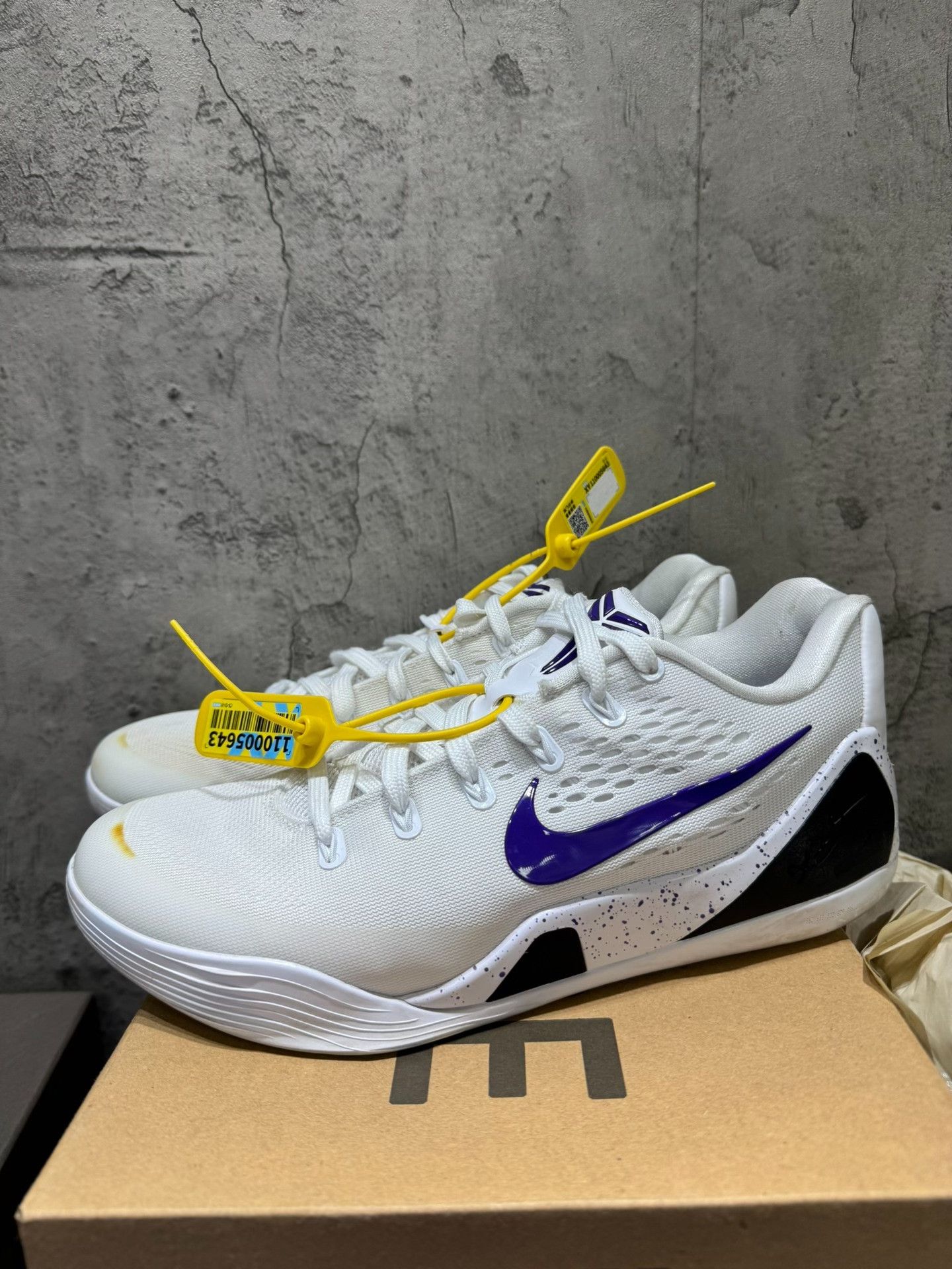 Nike Nike KOBE 9 White Lowtop Sneakers 9.5 Men Size US 9.5 / EU 42-43 - 1 Thumbnail