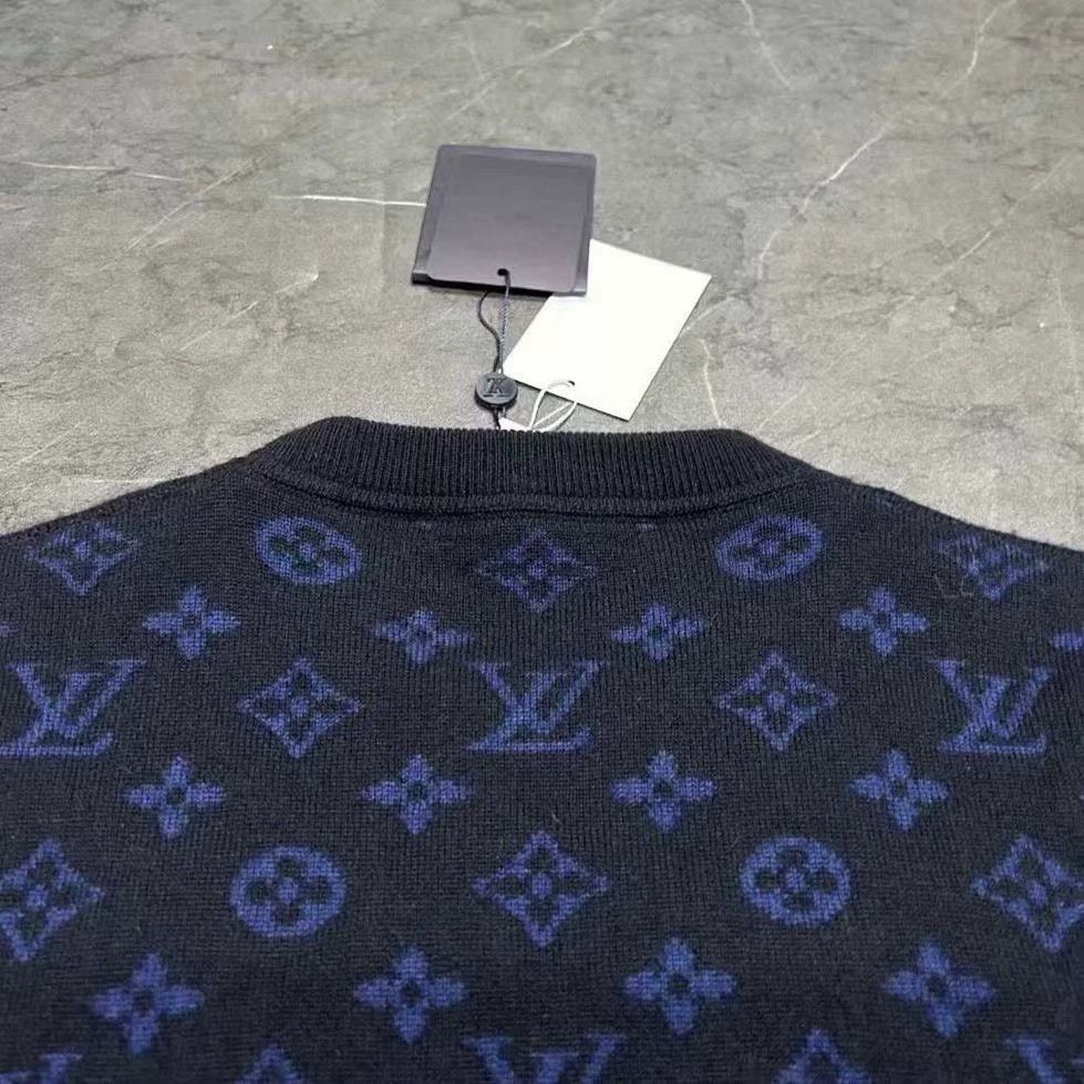 Louis Vuitton louis vuitton logo sweater in navy blue Size US L / EU 52-54 / 3 - 7 Thumbnail