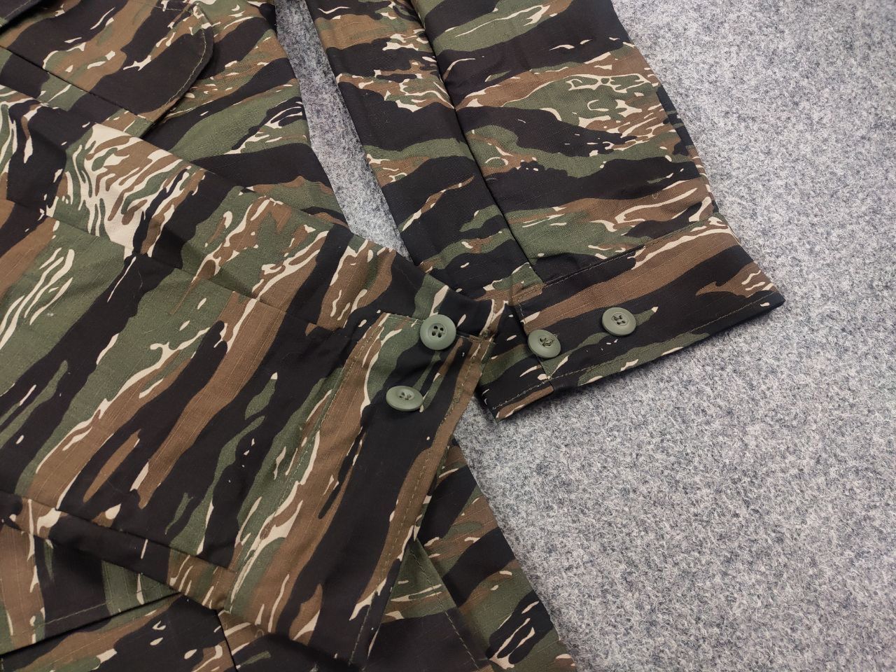 Vintage Vintage US Army Tiger Stripe Camo Combat Military Jacket Size US L / EU 52-54 / 3 - 8 Thumbnail