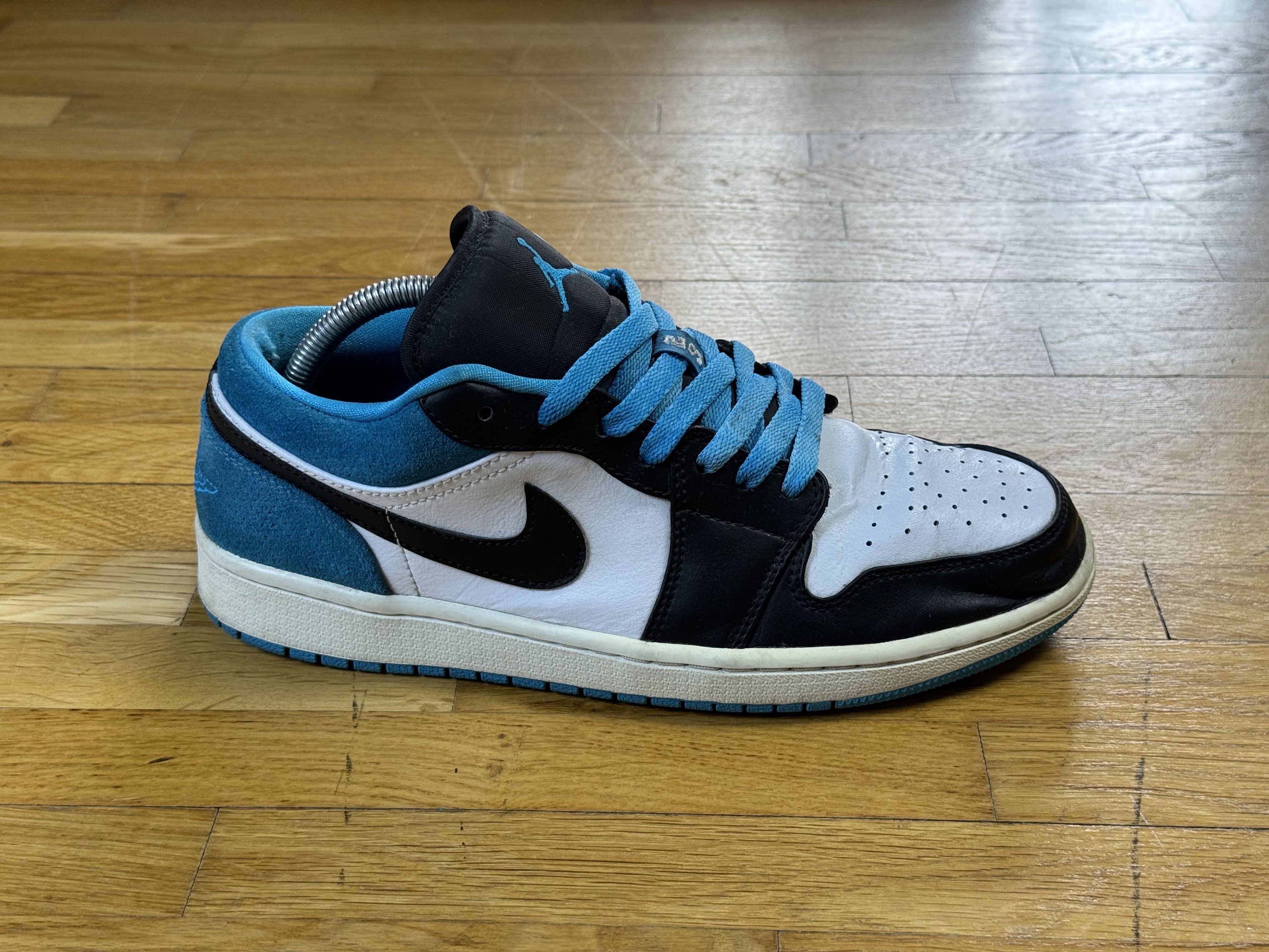 Nike Shoe NIKE AIR JORDAN 1 Low SE Size US 8.5 / EU 41-42 - 8 Thumbnail