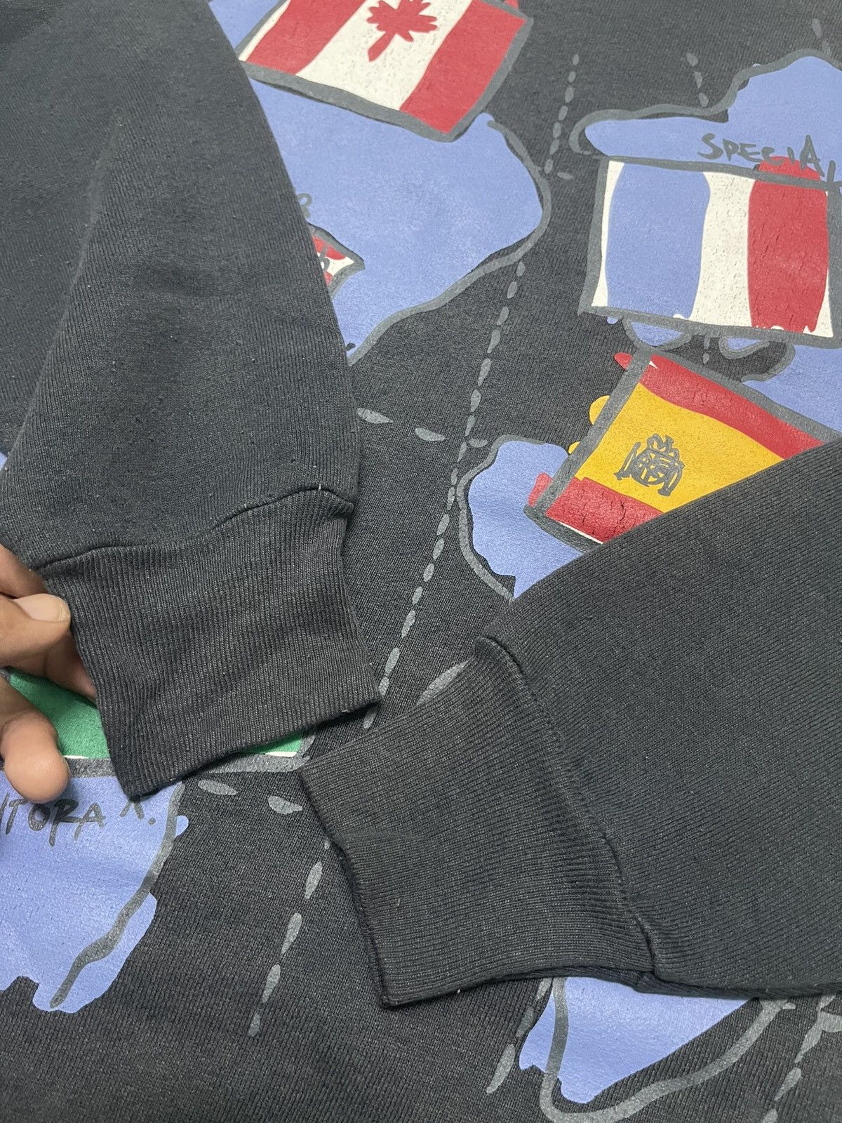 Fruit Of The Loom 90s 5 FLAG CREWNECK RARE DESIGN NICELY FADED Size US L / EU 52-54 / 3 - 9 Thumbnail