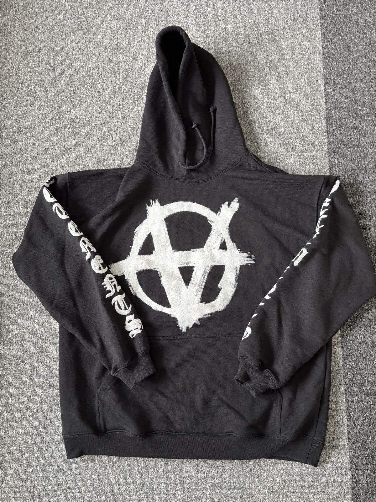 VETEMENTS Anarchy Gothic ロゴ フーディ VETEMENTS(ヴェトモン) ANARCHY GOTHIC HOODIEアナーキー