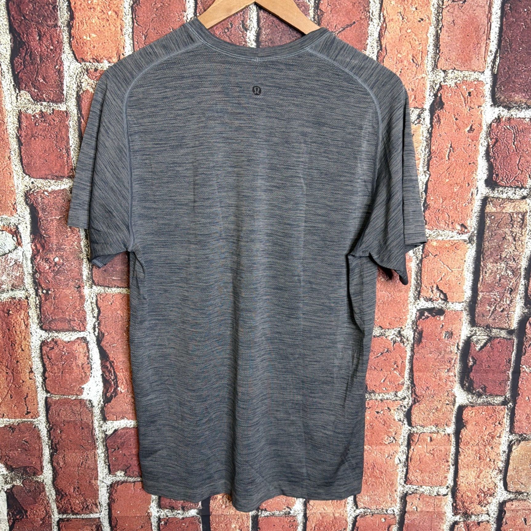 Lululemon Lululemon Shirt Mens Large Gray Activewear Gym Performance Breathable Moisture Wicking Logo Reflective Size US L / EU 52-54 / 3 - 4 Thumbnail