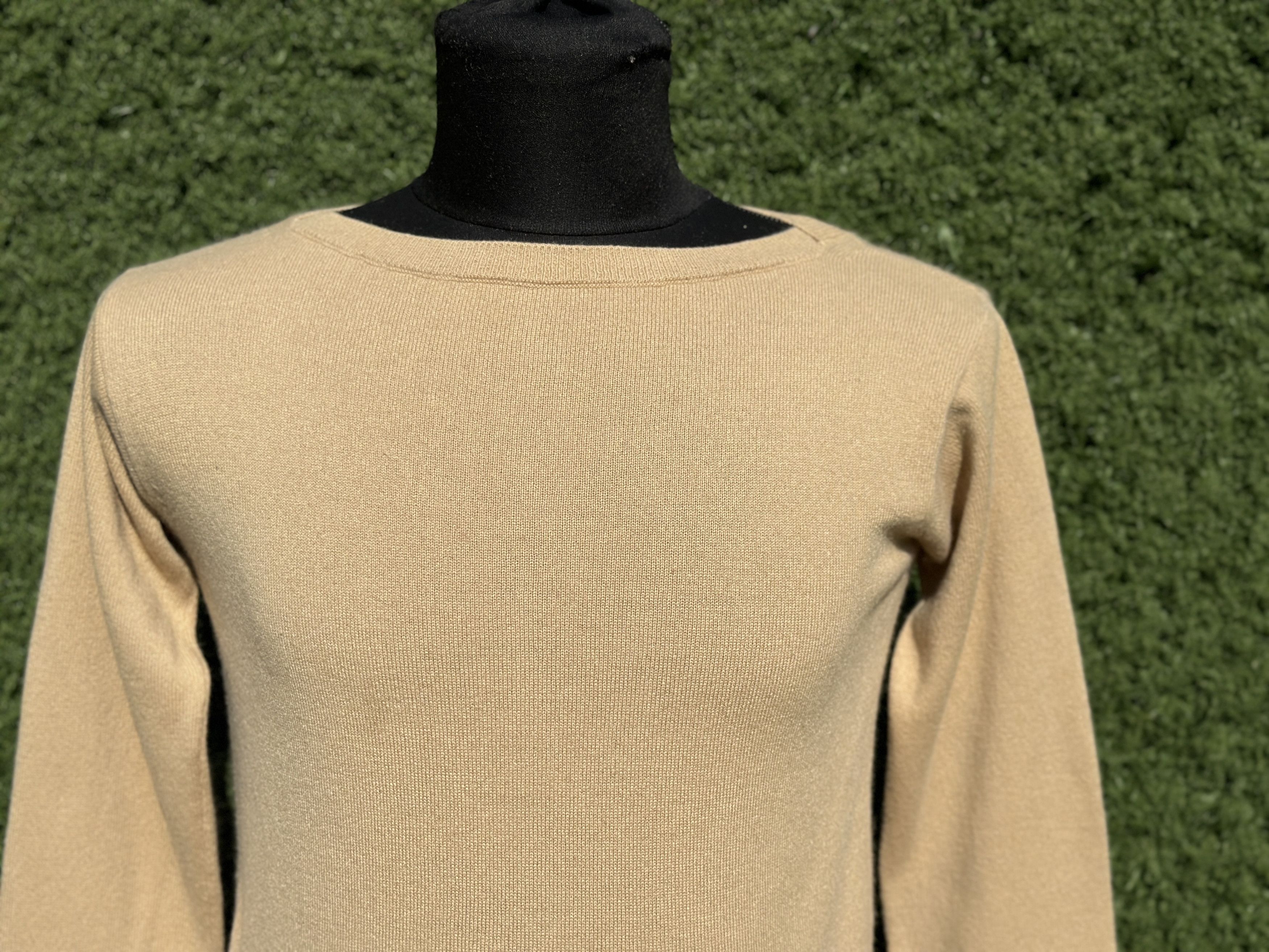 Prada Prada 100% Cashmere Boat Neck Back Button Sweater Size 40 IT Size S / US 4 / IT 40 - 5 Thumbnail