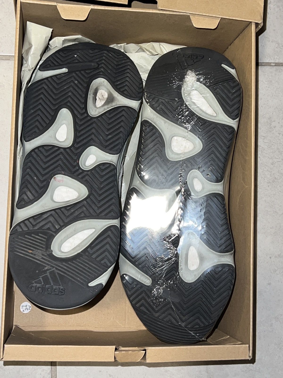 Adidas Yeezy 700 Salt Size US 10 / EU 43 - 5 Thumbnail