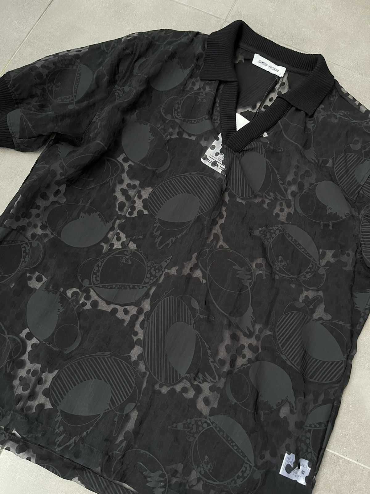 Henrik Vibskov !DS! SS23 Henrik Vibskov The BIG Polo Black Polo Tee Size US M / EU 48-50 / 2 - 13 Thumbnail