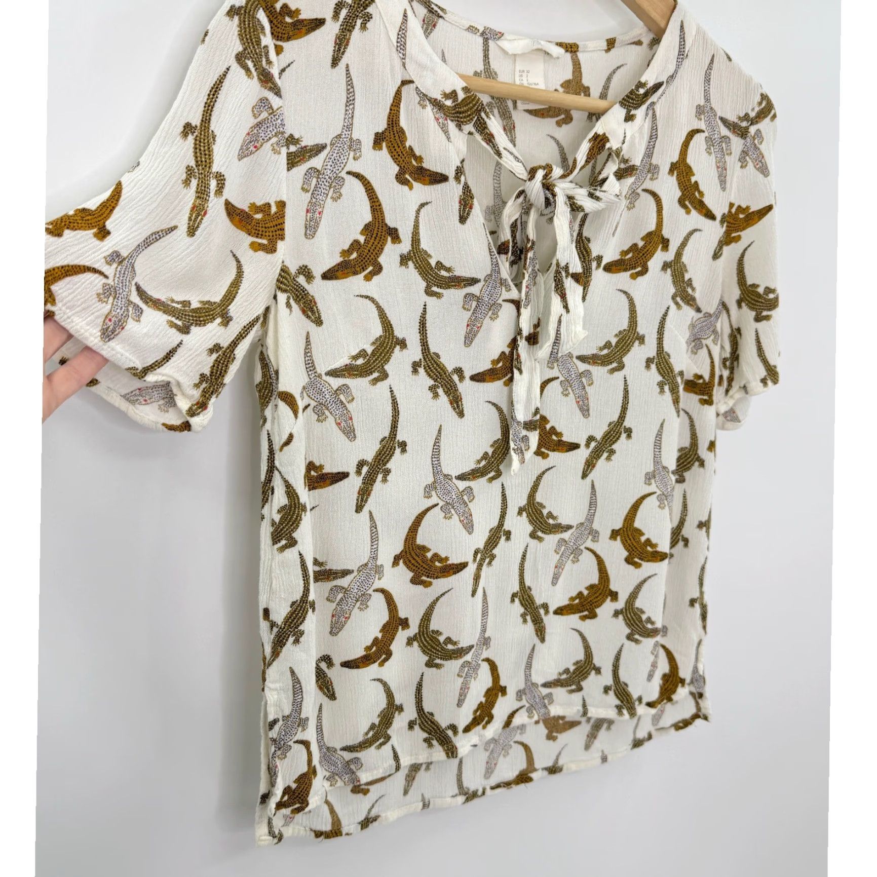 H&M H&M Women's White Alligator Print Tie Neck Short Sleeve Blouse Size 2 Office Size XS / US 0-2 / IT 36-38 - 4 Thumbnail