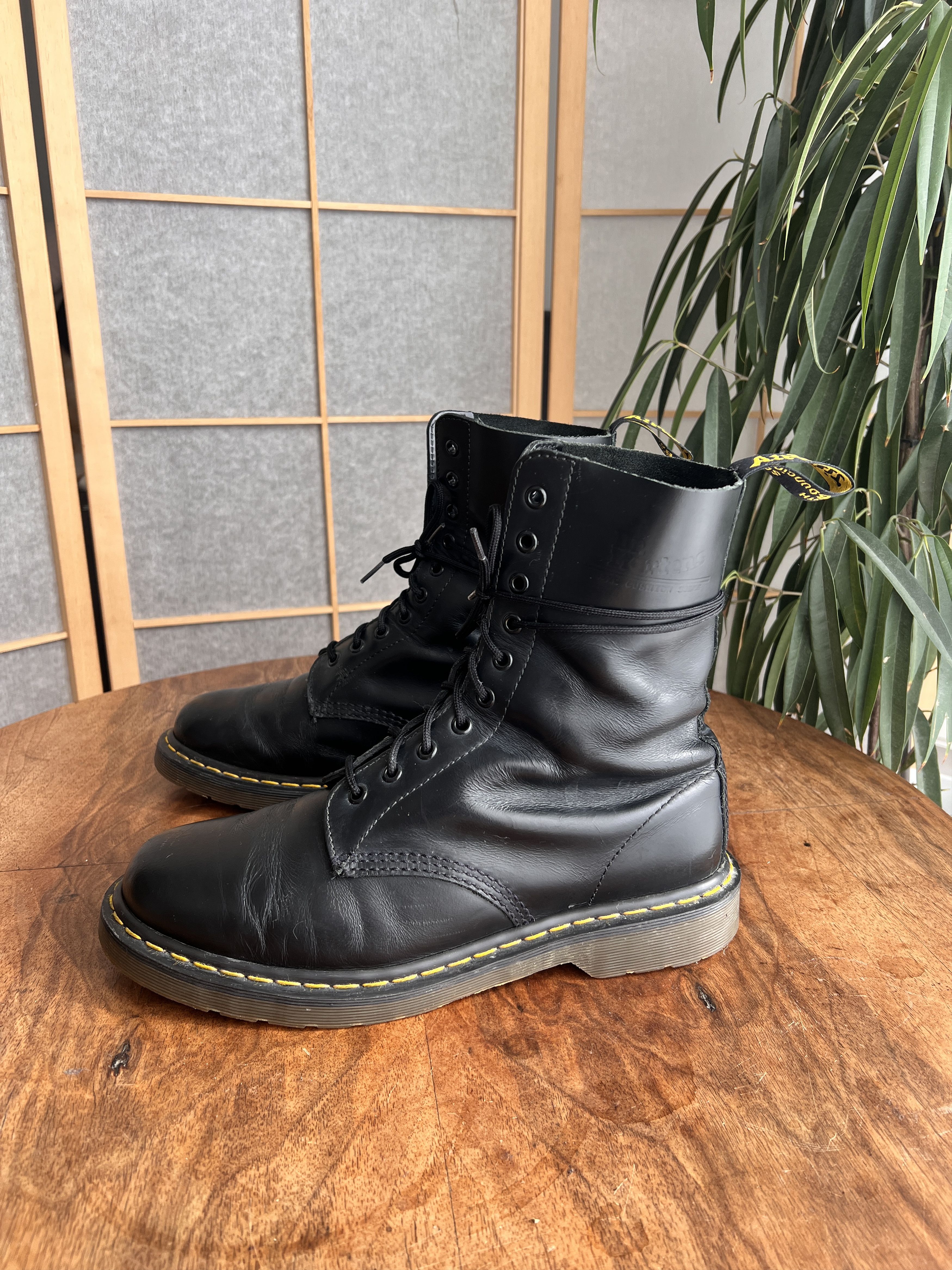 Dr. Martens Crazy! Dr. Martens 1490 Black Leather Lace Up boots 10 eye Size US 9.5 / EU 42-43 - 6 Thumbnail