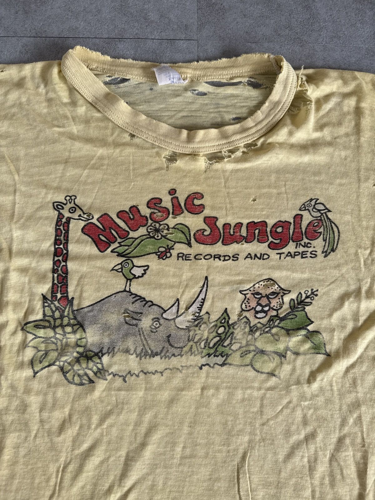 Band Tees × Vintage *RARE* 1970s VINTAGE JUNGLE MUSIC TAPE RECORDS THRASHED TEE Size US XL / EU 56 / 4 - 4 Thumbnail