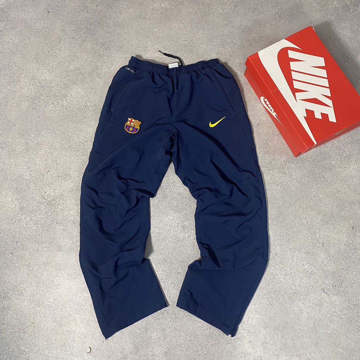 Nike Vintage nike track pants barcelona Y2K drill nylon Size US 30 / EU 46 - 2 Thumbnail