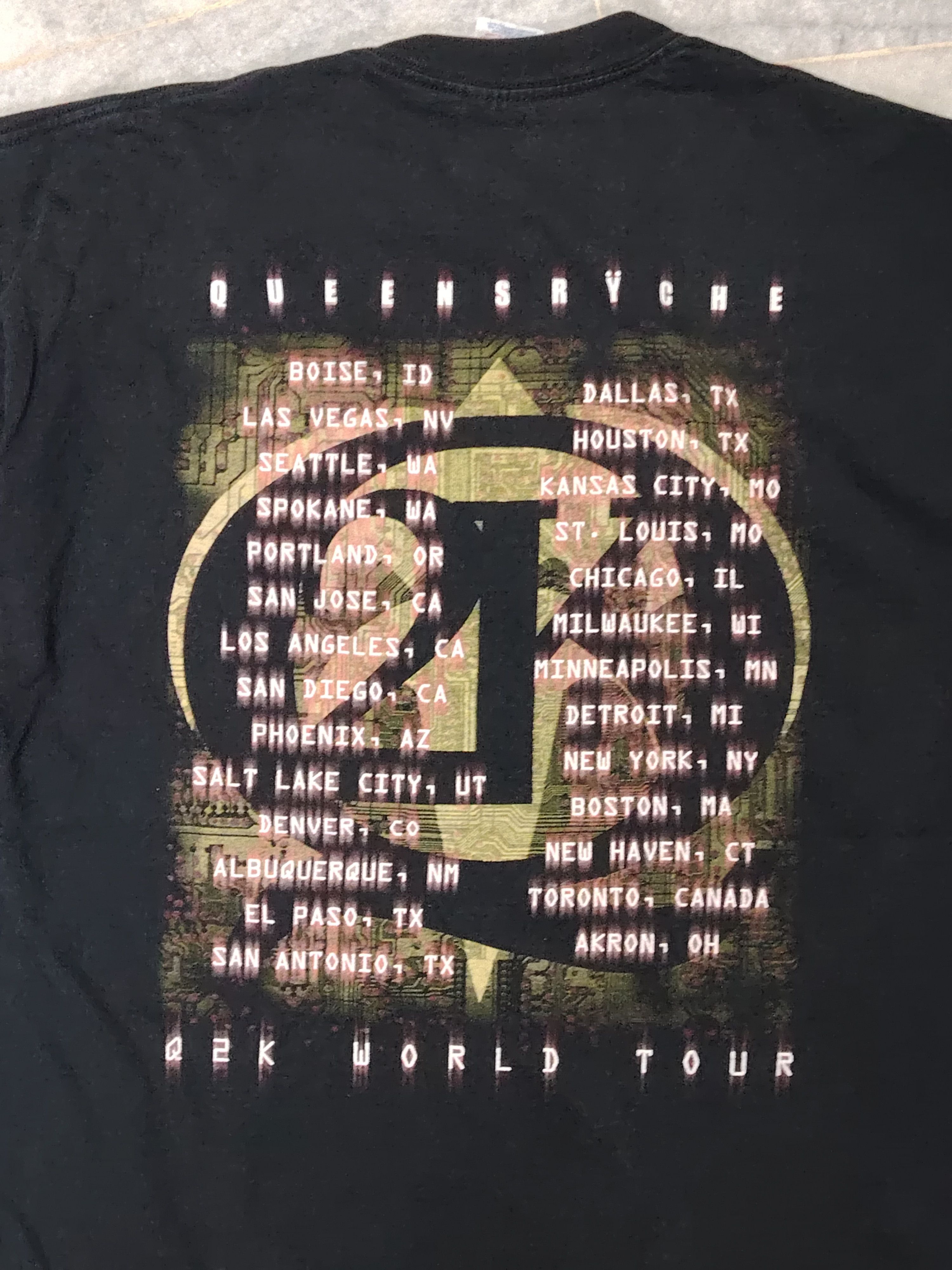 Band Tees Vintage Queensrÿche 2K World Tour T-shirt Size US L / EU 52-54 / 3 - 4 Thumbnail