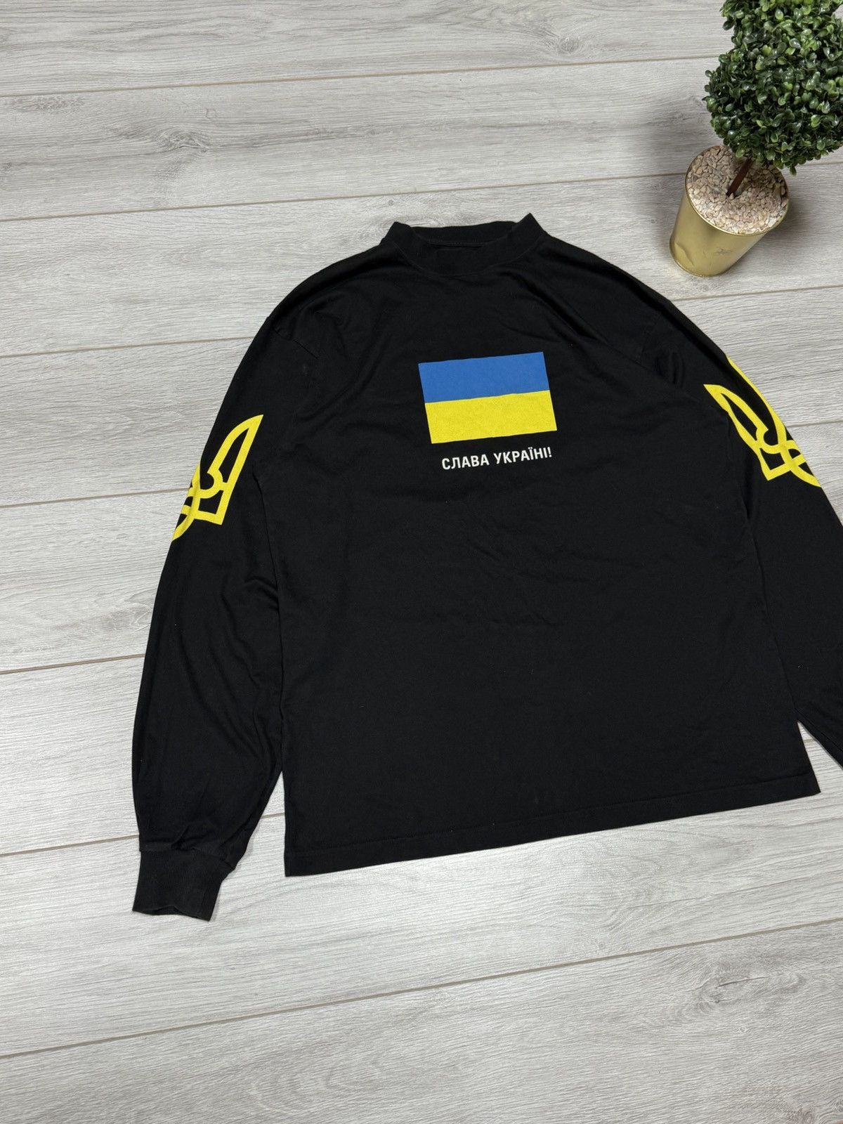 Balenciaga Balenciaga Ukraine Support long sleeve Tee united24 flag Size US M / EU 48-50 / 2 - 5 Thumbnail