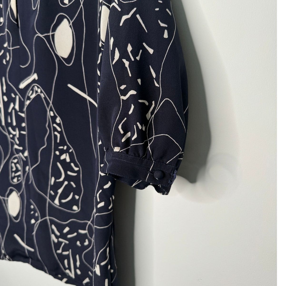 Jaeger Vintage Jaeger Collard Abstract Blue Short Sleeve Blouse Size XS / US 0-2 / IT 36-38 - 4 Thumbnail