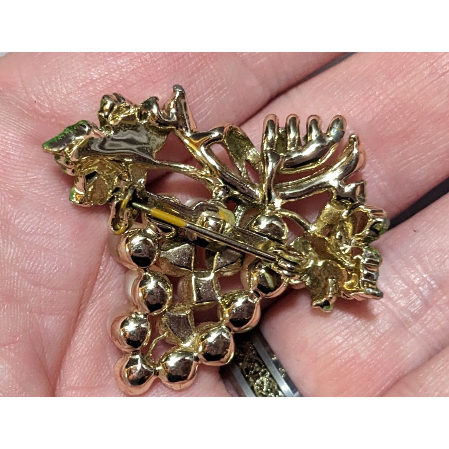 Other Vintage Pale Pink Moonglow Lucite Grape Bunch Brooch Size ONE SIZE - 2 Thumbnail