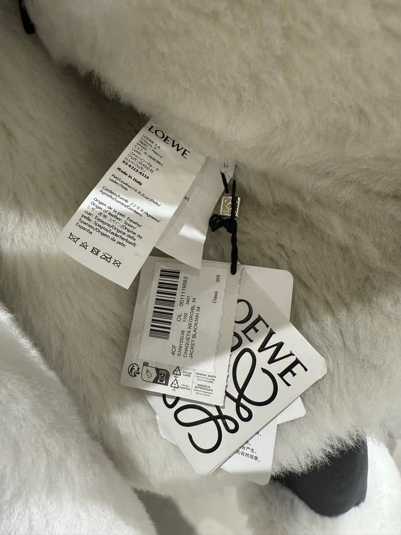 Loewe Loewe A black fur coat Size S / US 4 / IT 40 - 4 Thumbnail