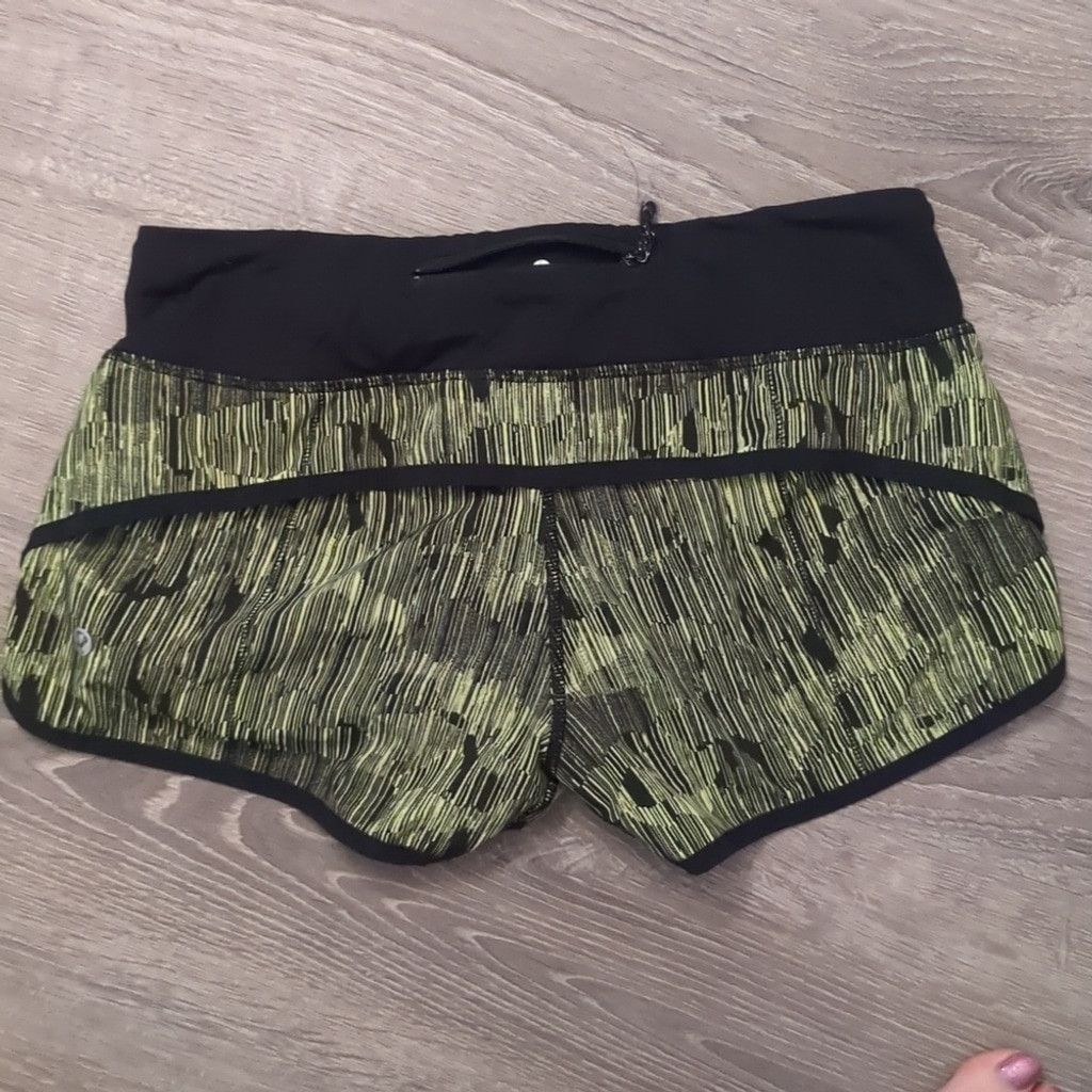 Lululemon Lululemon down pour line light/ black speed shorts size 4 Size 27" / US 4 / IT 40 - 3 Thumbnail