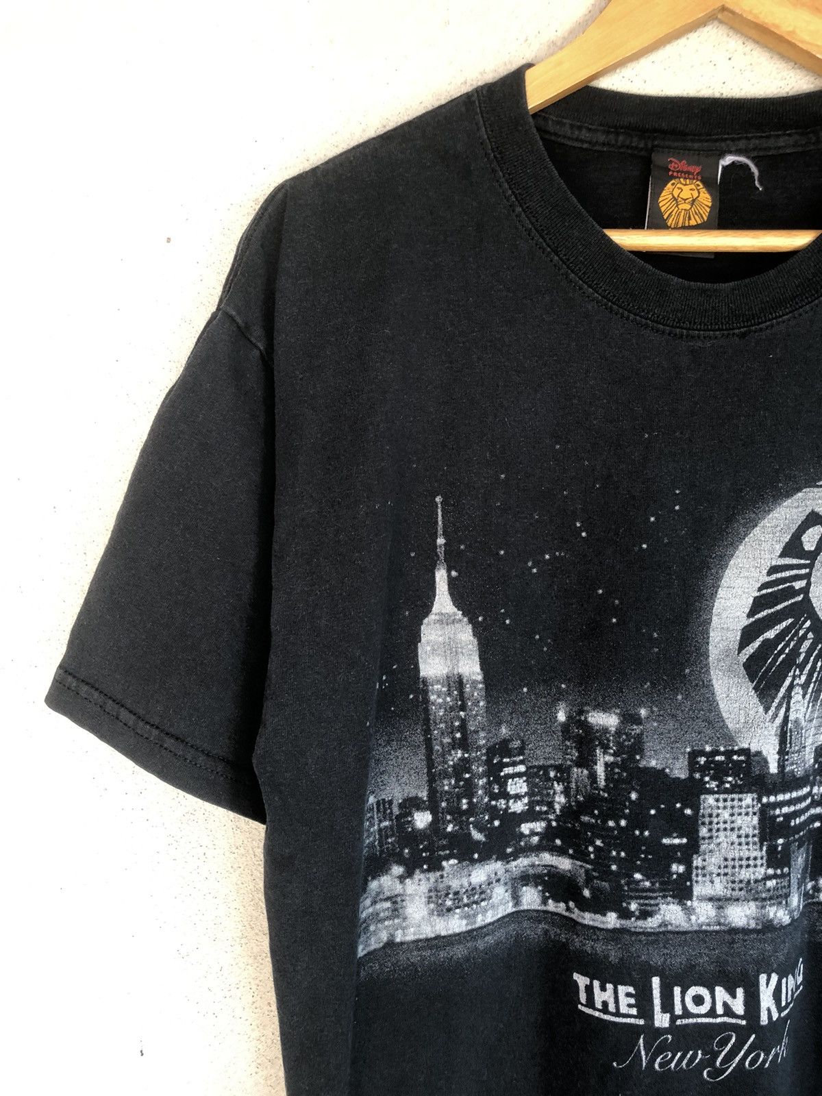 Vintage Vintage Y2K Disney The Lion King New York Movie Tee Size US L / EU 52-54 / 3 - 5 Thumbnail
