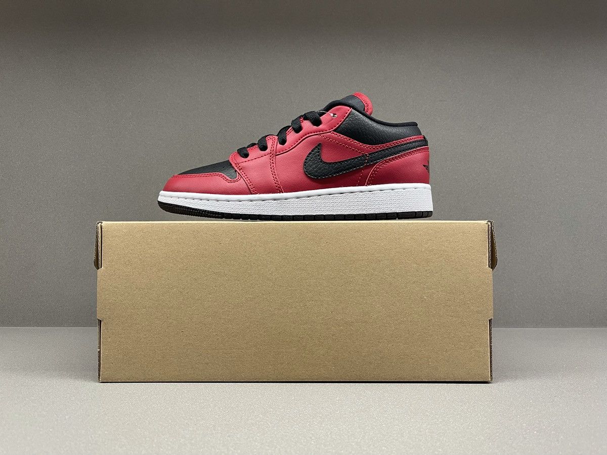 Jordan Brand Nike Jordan 1 Low Gym Red Black Pebbled GS Size US 4.5 / IT 34.5 - 2 Thumbnail