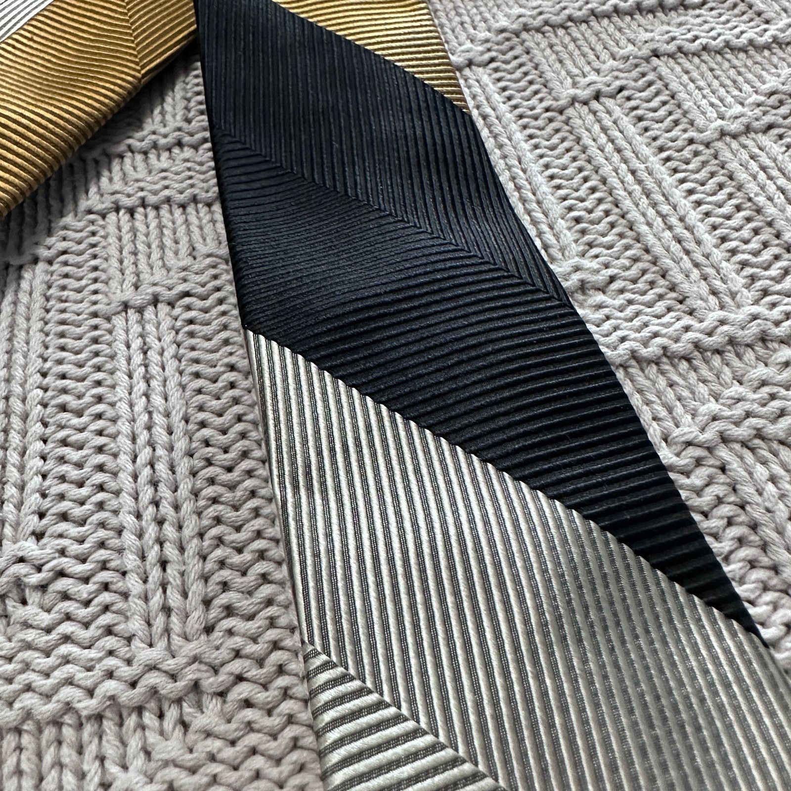 Vintage Vintage Ohrbach's black and gold skinny silk tie Size ONE SIZE - 2 Thumbnail