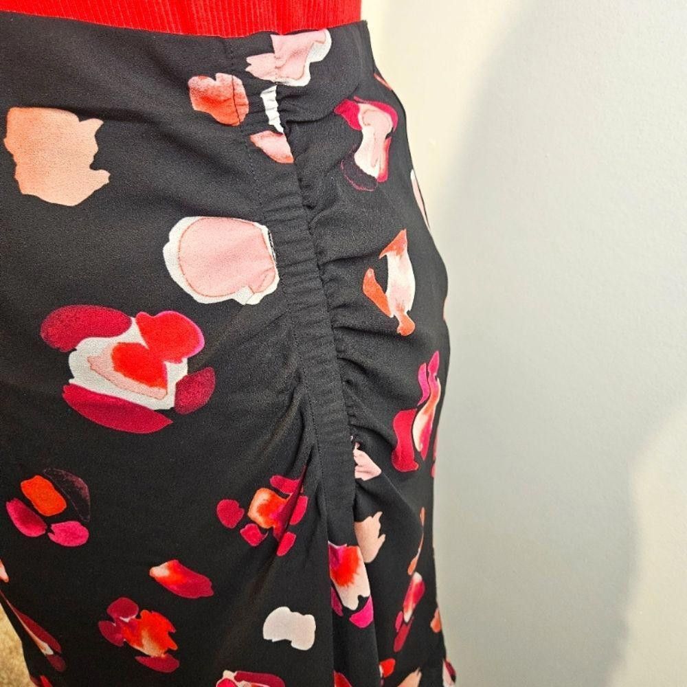 Designer Cabi Floral Skirt with ruched side Size 32" / US 10 / IT 46 - 2 Thumbnail