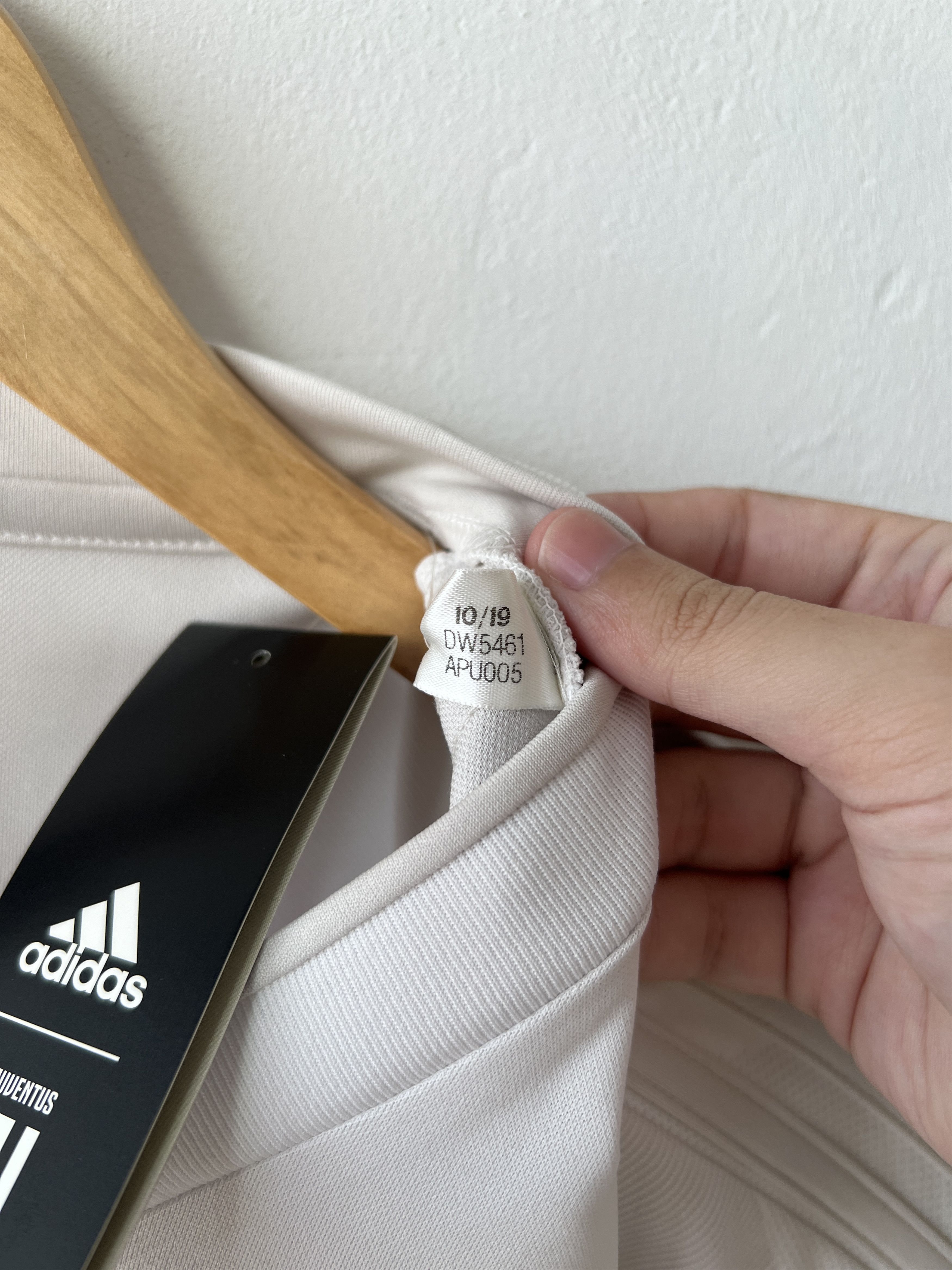 Adidas (M) Juventus 2019-20 Away Kit Ronaldo #7 (NEW) Size US M / EU 48-50 / 2 - 4 Thumbnail