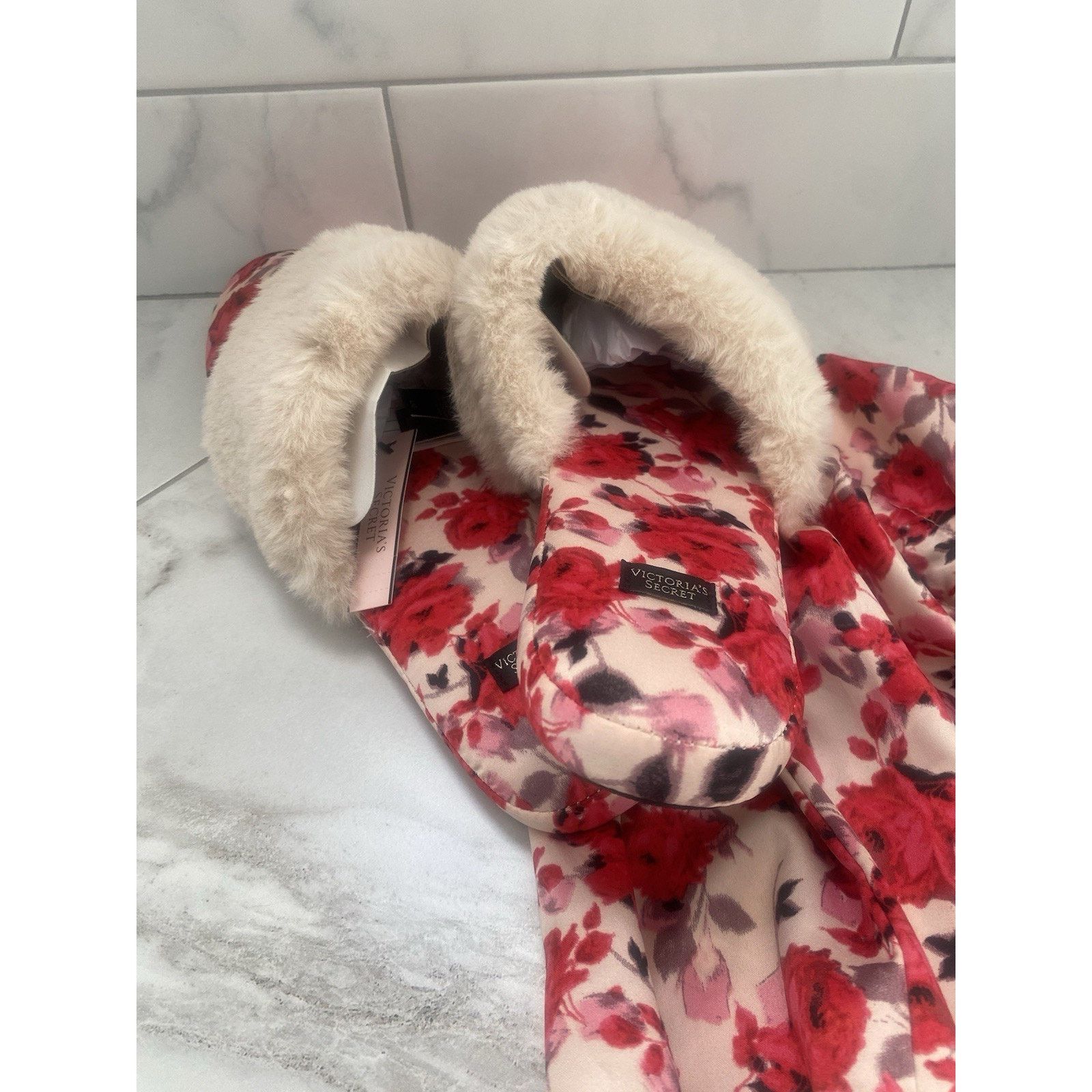 Victoria's Secret Victoria Secret women Slippers Sz Lg Roses NWT Size US 9 / IT 39 - 4 Thumbnail