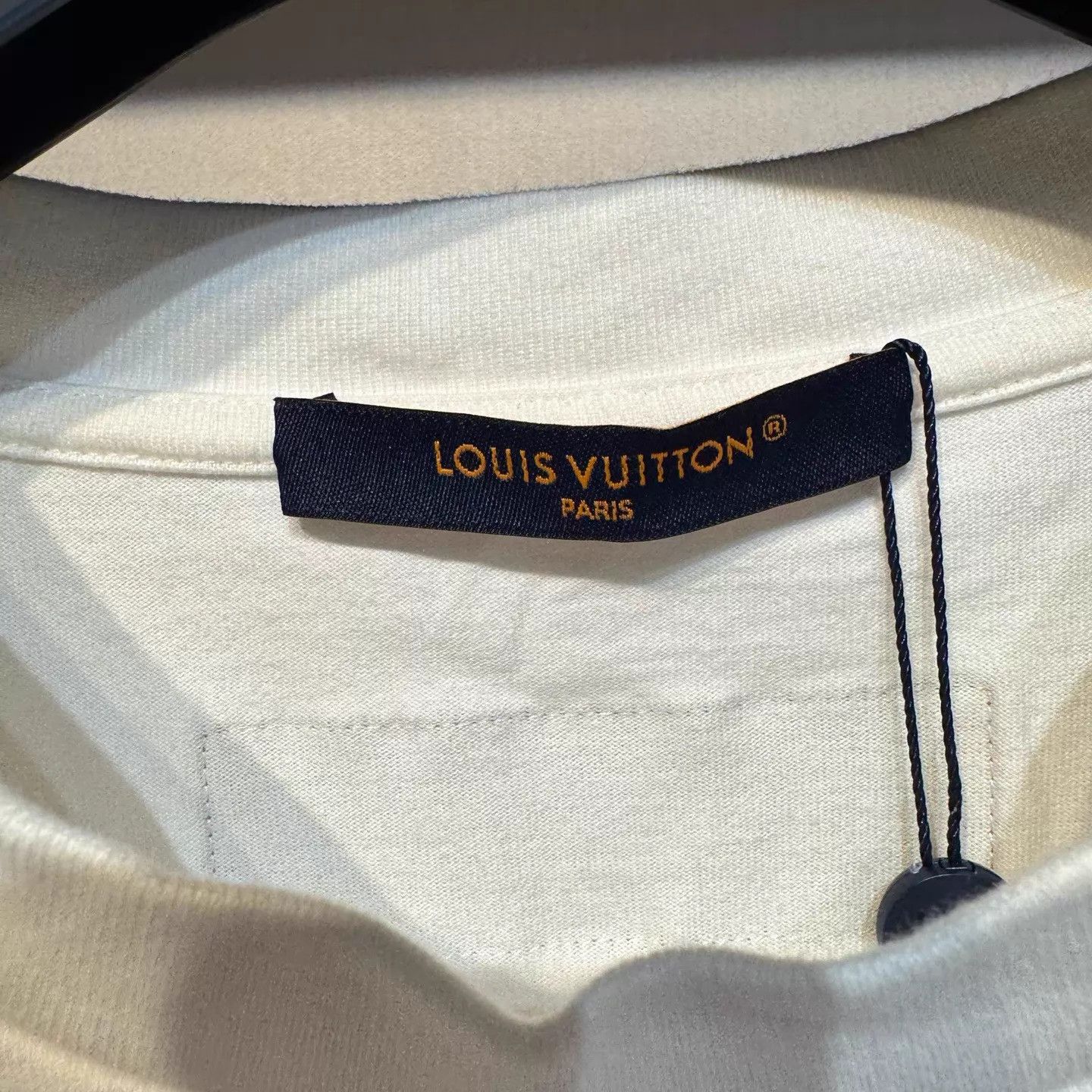 Louis Vuitton Louis Vuitton White Embossed Short Sleeve T-Shirt M Size US M / EU 48-50 / 2 - 4 Thumbnail