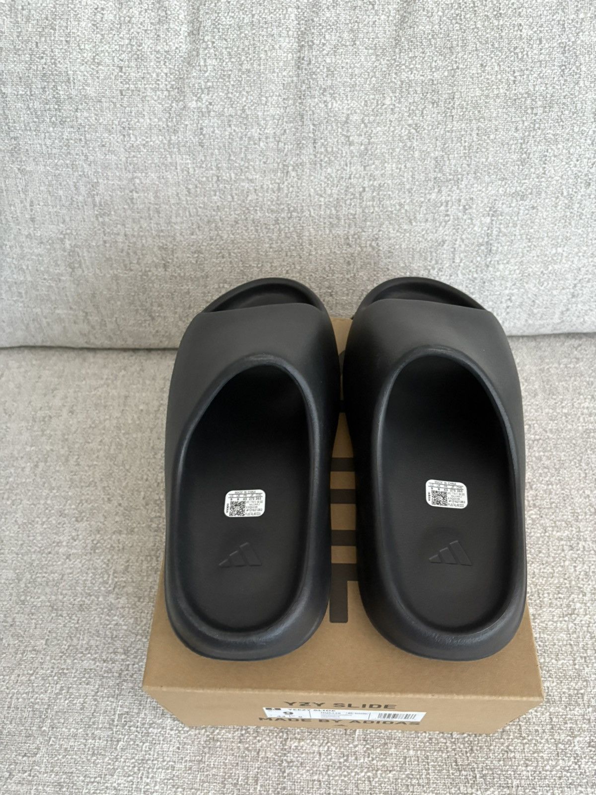 Yeezy Yeezy Slides “Dark Onyx” Size US 9 / EU 42 - 4 Thumbnail