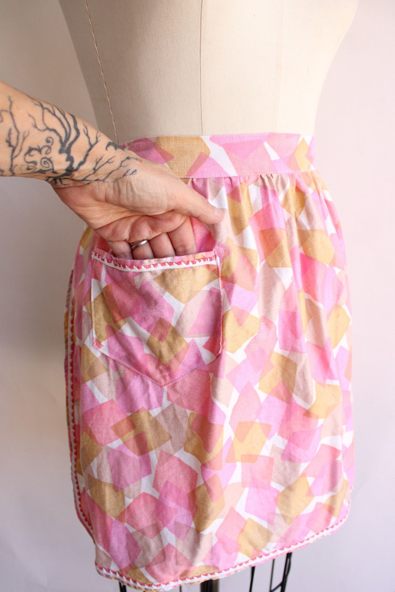 Vintage Vintage 1960s Apron With Pocket, Pink and Yellow Geometric P Size ONE SIZE - 6 Thumbnail