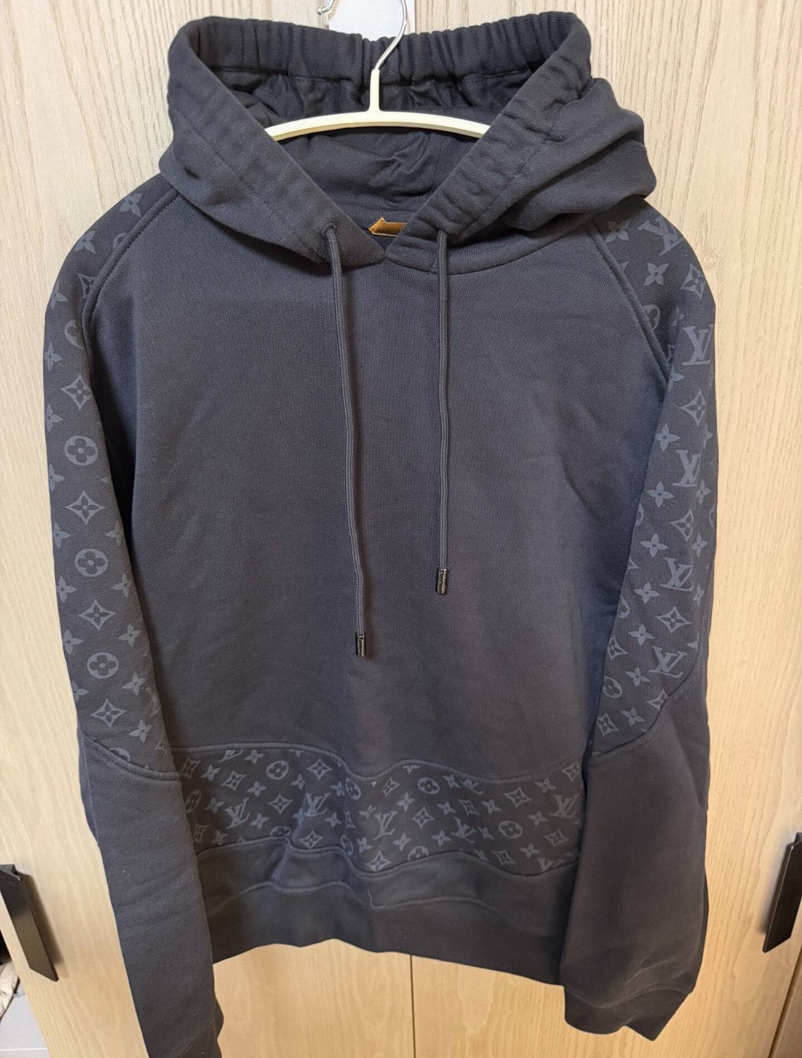 Louis Vuitton Louis Vuitton Black Letter Circle Full Print Hoodie Size US L / EU 52-54 / 3 - 2 Thumbnail