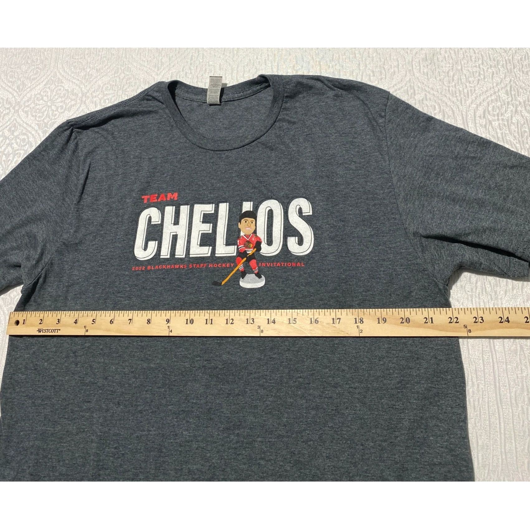 Gildan Team Chelios Chicago Blackhawks Staff Graphic T Shirt Mens XL Heather Gray Size US XL / EU 56 / 4 - 6 Thumbnail