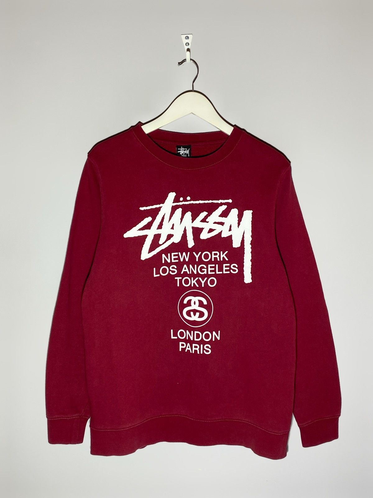 Stussy 🔥 STÜSSY WORLD TOUR CREWNECK BURGUNDY NYC LA PARIS VIBES Size US L / EU 52-54 / 3 - 1 Thumbnail