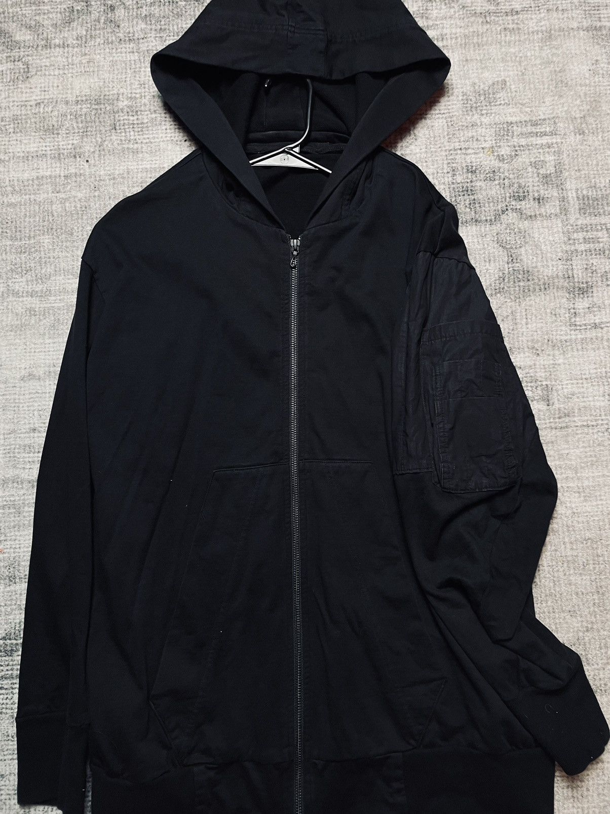 JULIUS ユリウス PRE FALL 2021 PADDED HOODIE Julius: Black Prism Hoodie | SSENSE