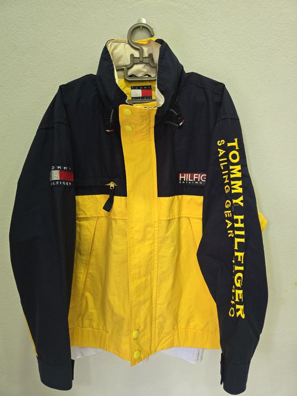 Tommy Hilfiger × Vintage Vintage Tommy Hilfiger Sailing Gear Jacket L Size US L / EU 52-54 / 3 - 1 Thumbnail