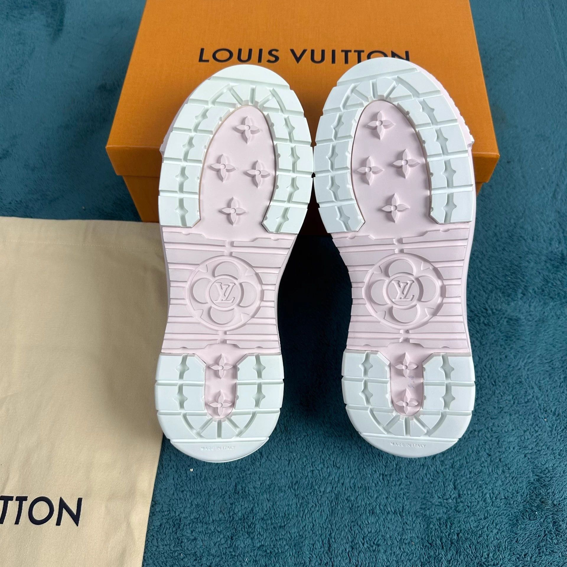 Louis Vuitton lv squad low top casual sneakers women's white & pink 36.5 Size US 6 / IT 36 - 5 Thumbnail