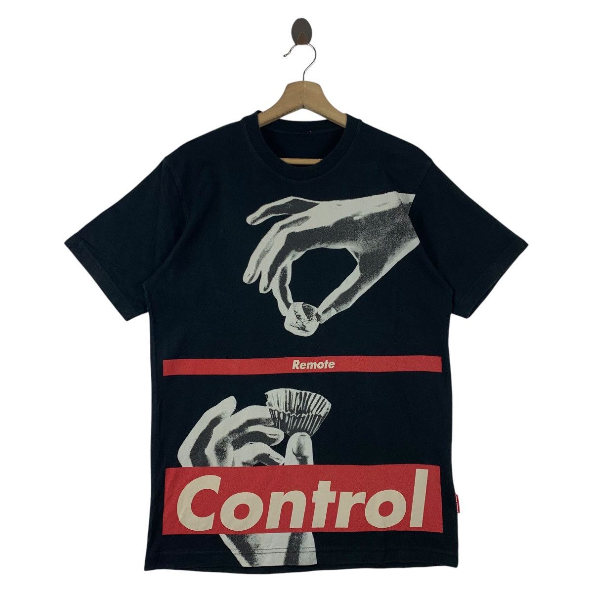 Barbara Kruger × Uniqlo × Vintage Vintage BARBARA KRUGER remote control art tee shirt Size US M / EU 48-50 / 2 - 1 Thumbnail