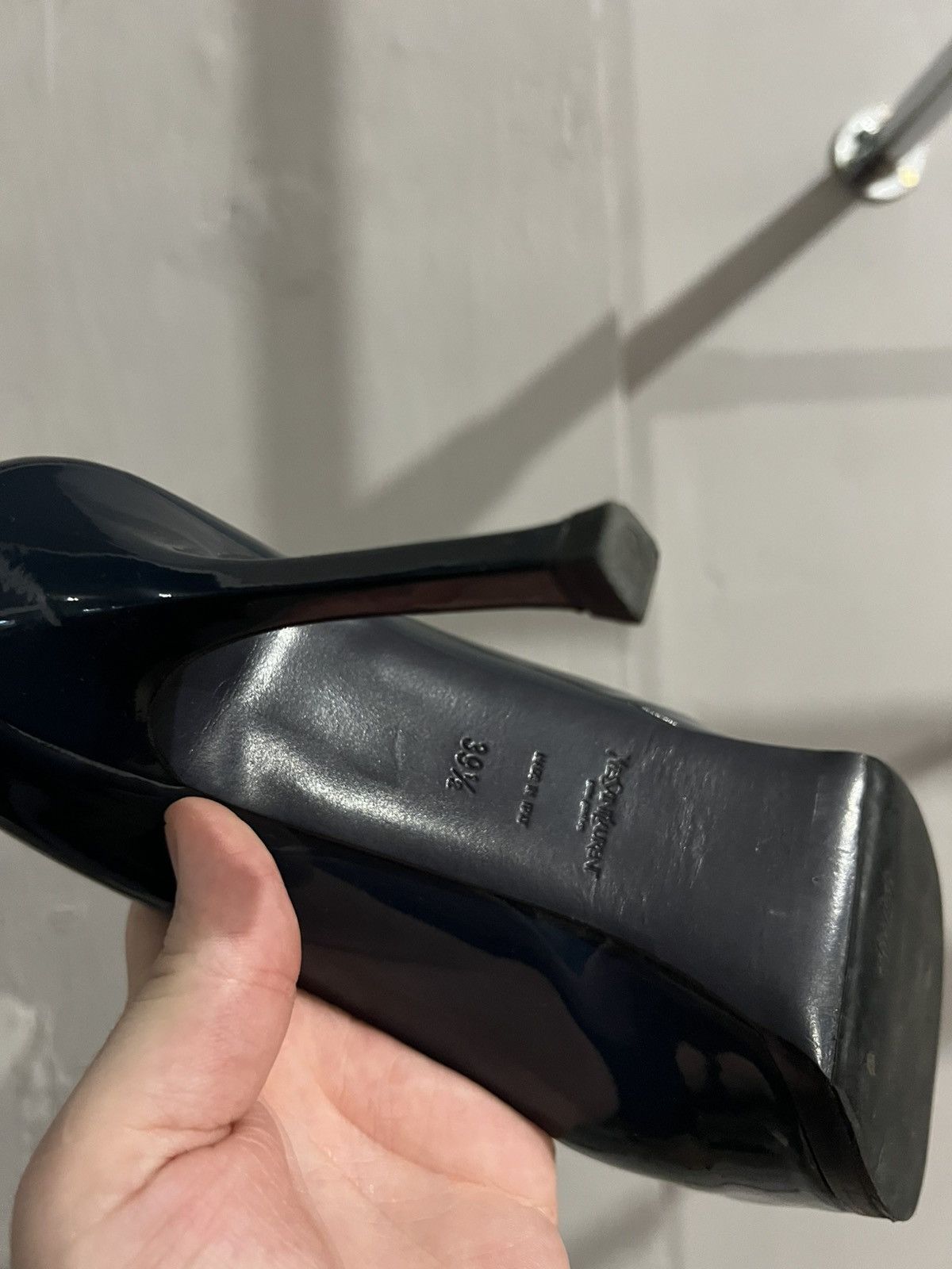 Yves Saint Laurent YSL YVES SAINT LAURENT NAVY PUMPS PATENT LEATHER HEELS 39.5 Size US 9.5 / IT 39.5 - 6 Thumbnail