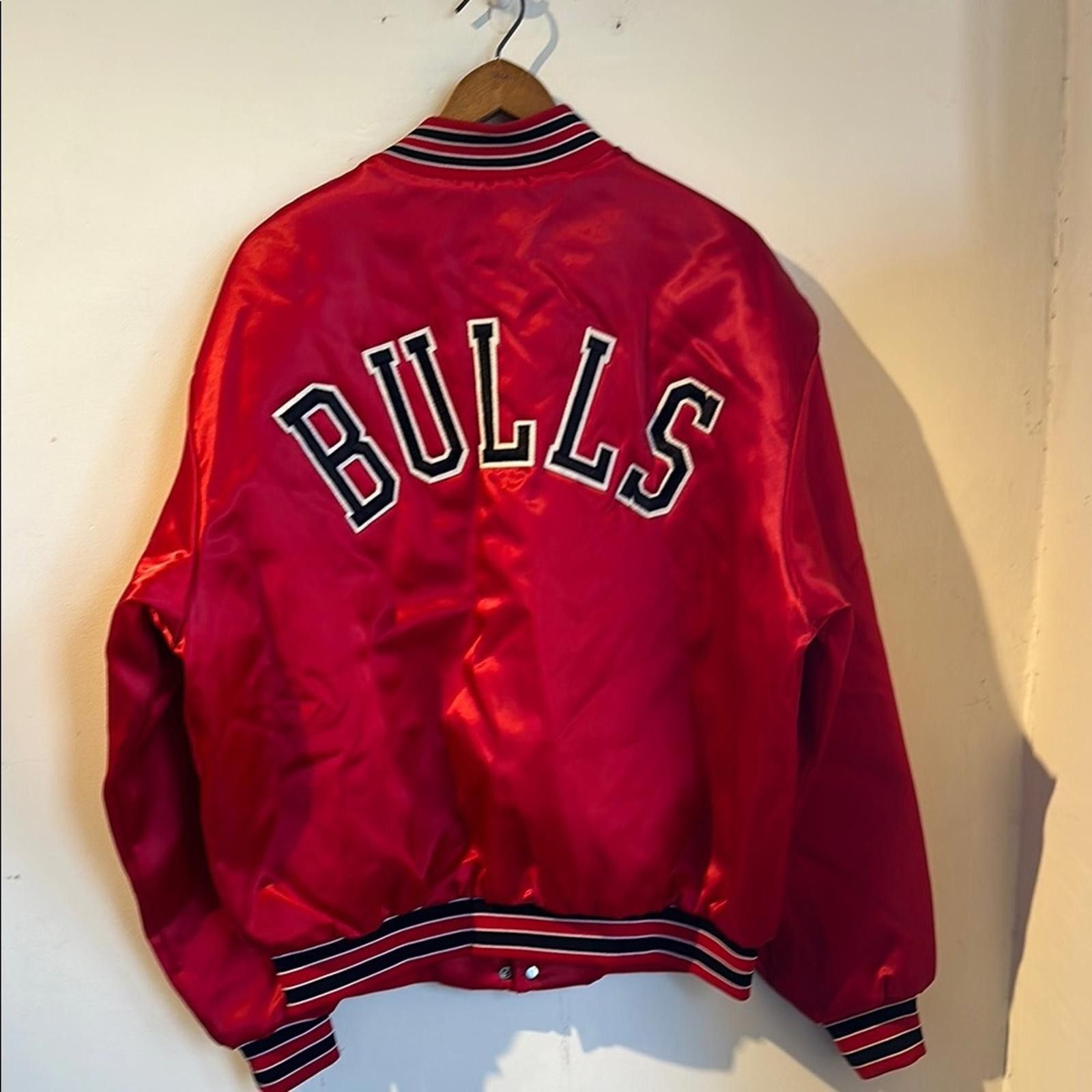 Swingster Vintage Chicago Bulls Red Satin Jacket Size US XL / EU 56 / 4 - 3 Thumbnail